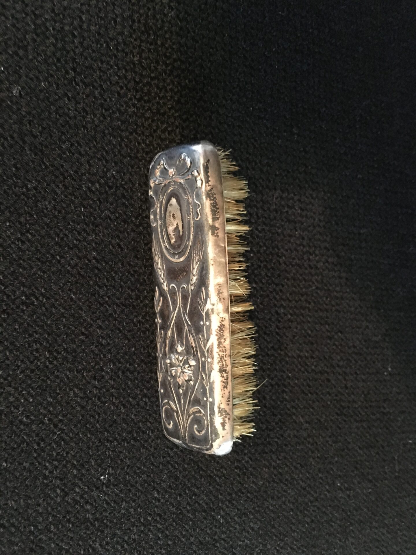 Antik moustache børste af sølv (830), l= 7 cm, pris 200kr