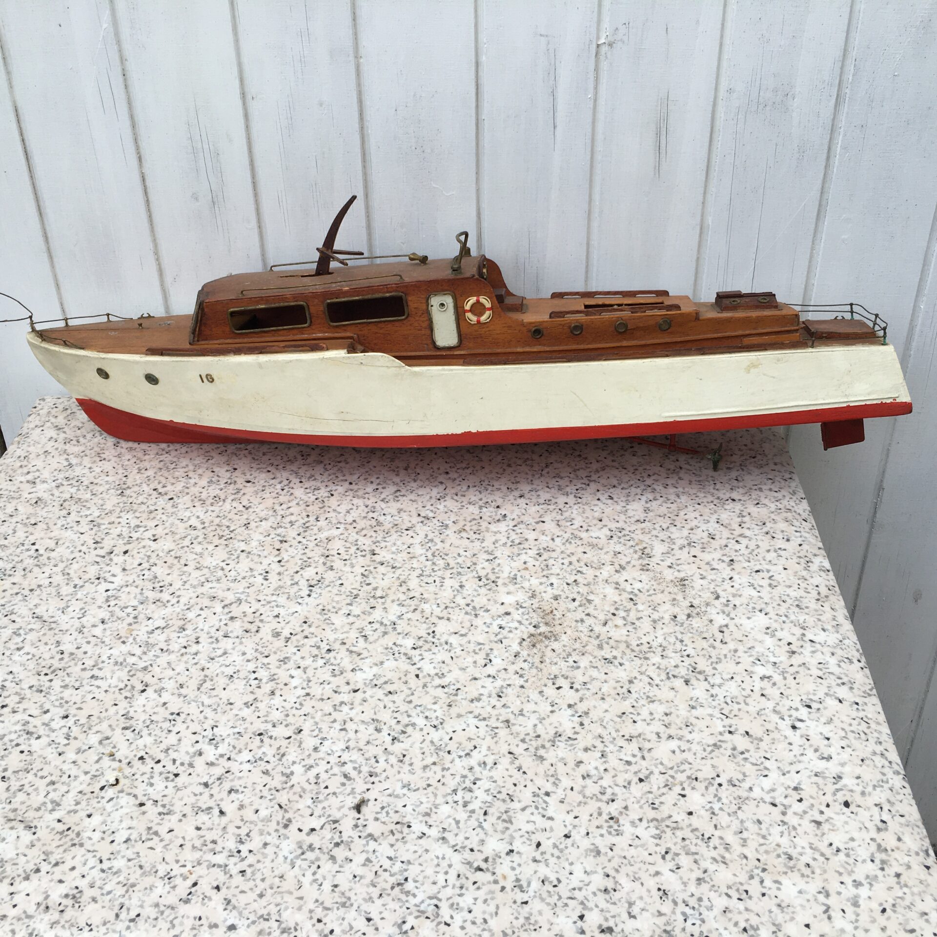 Skibsvrag, l=77 cm (skader og måske mangler). pris 300. Ca 50 år gl. modelbåd