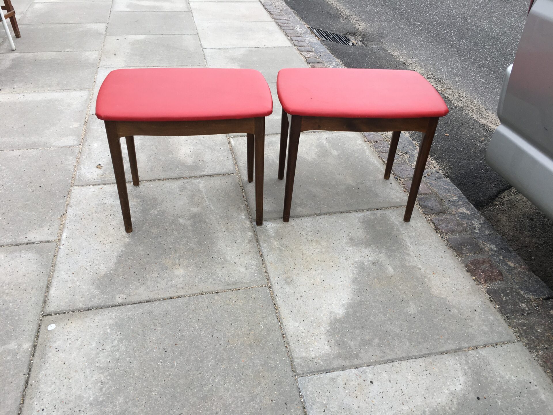 2 stk retro puffer/taburetter, betrukket med rødt kunstlæder, pr stk 250 kr