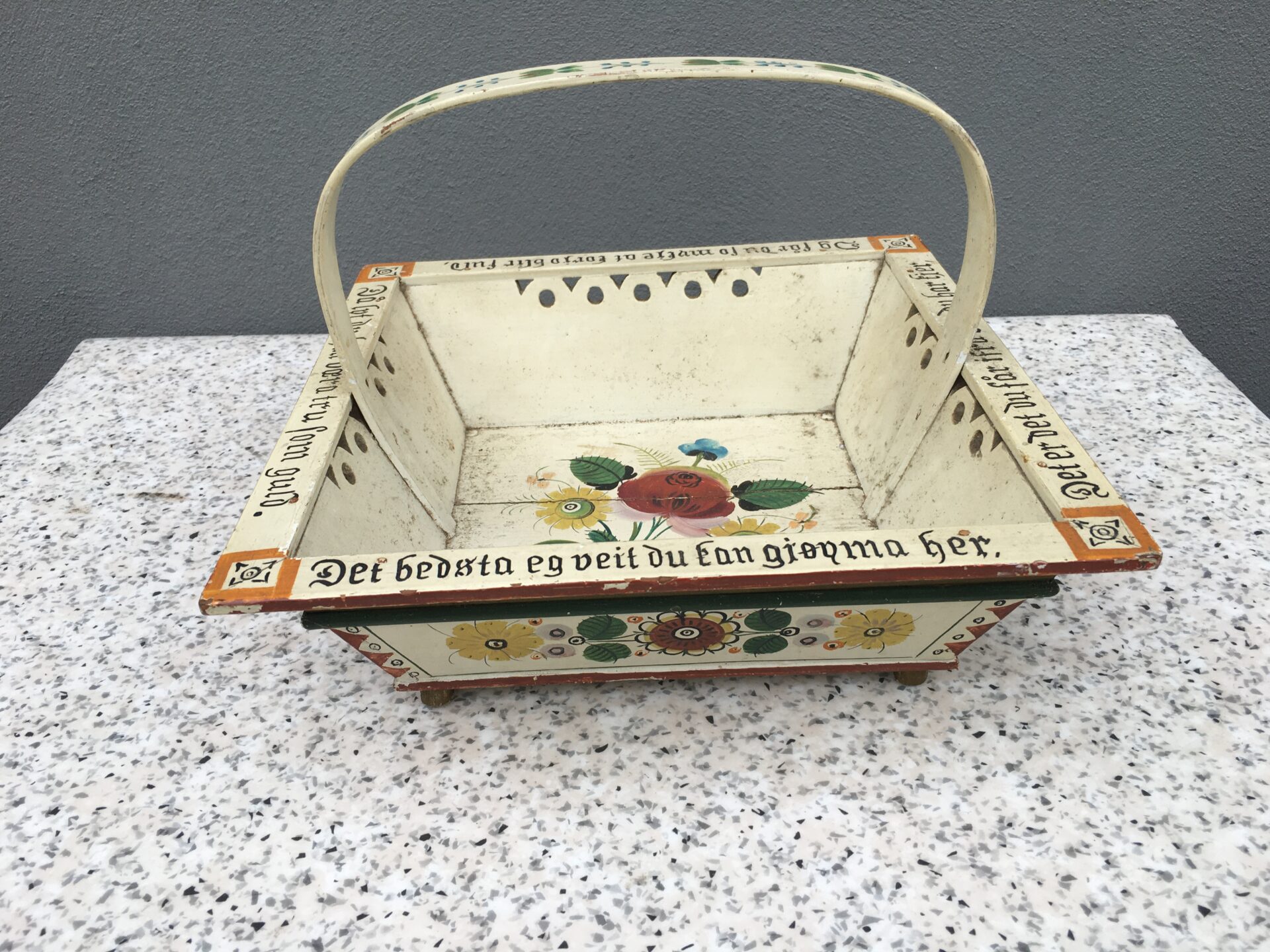 Norsk Almuebakke, 1800-tallet, original bemaling med blomster og tekst, pris 500kr