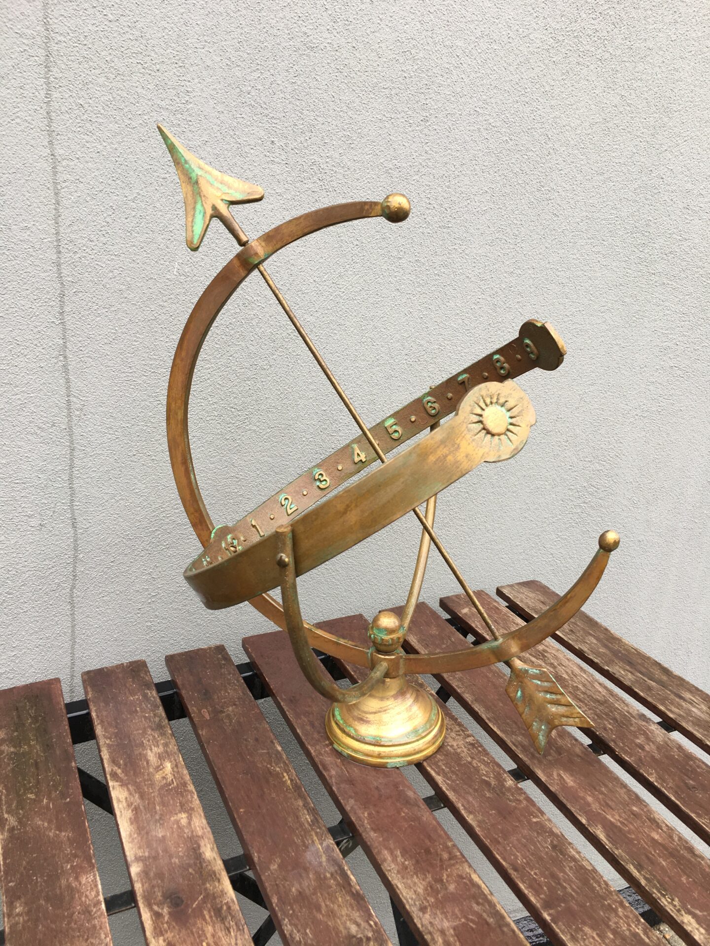 Gammelt solur af Bronze, max h=50 cm, pris 1000kr