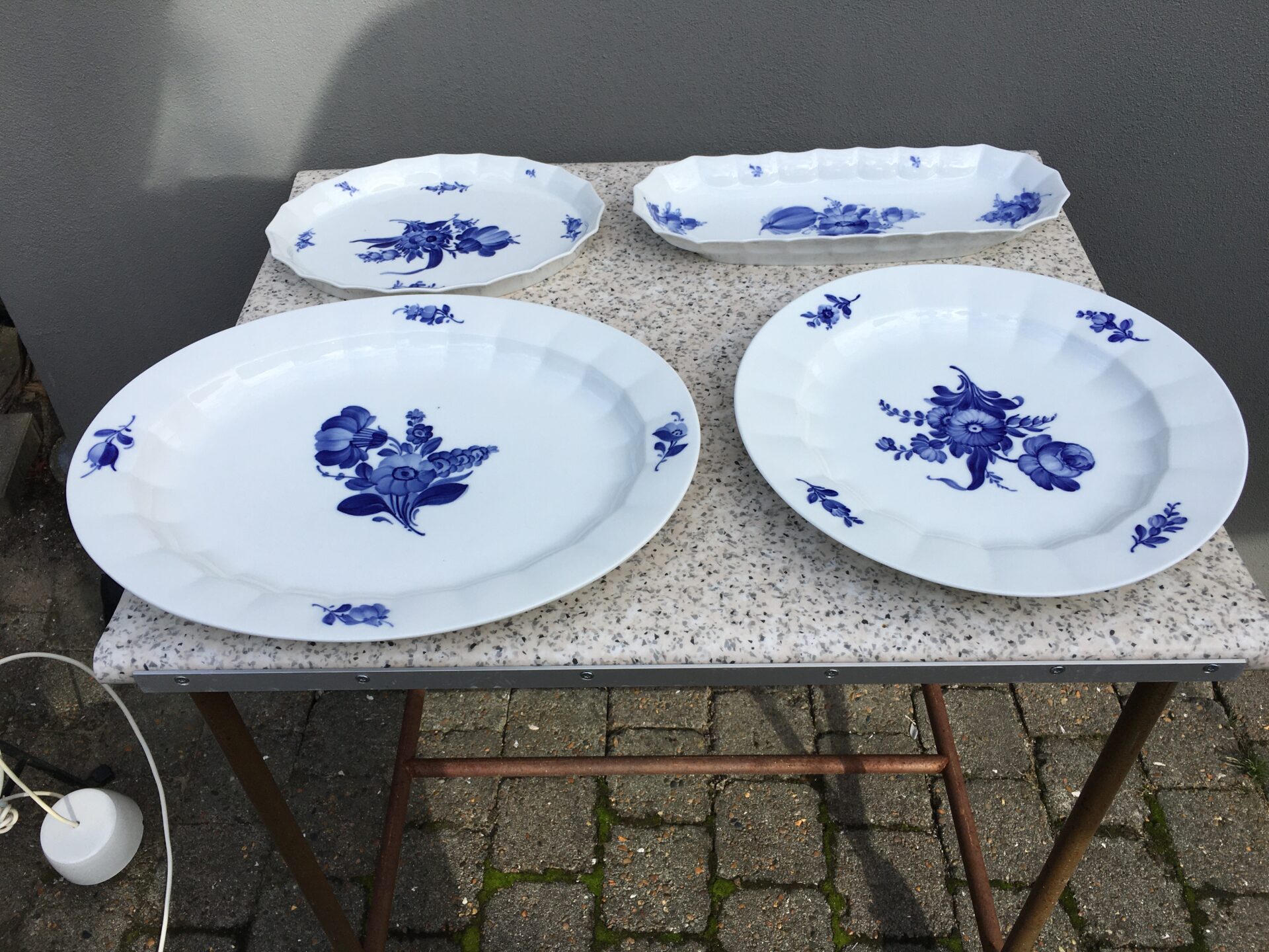 Kongelig porcelæ, Blå Blomst, kantet, fejlfrit og i fineste stand,