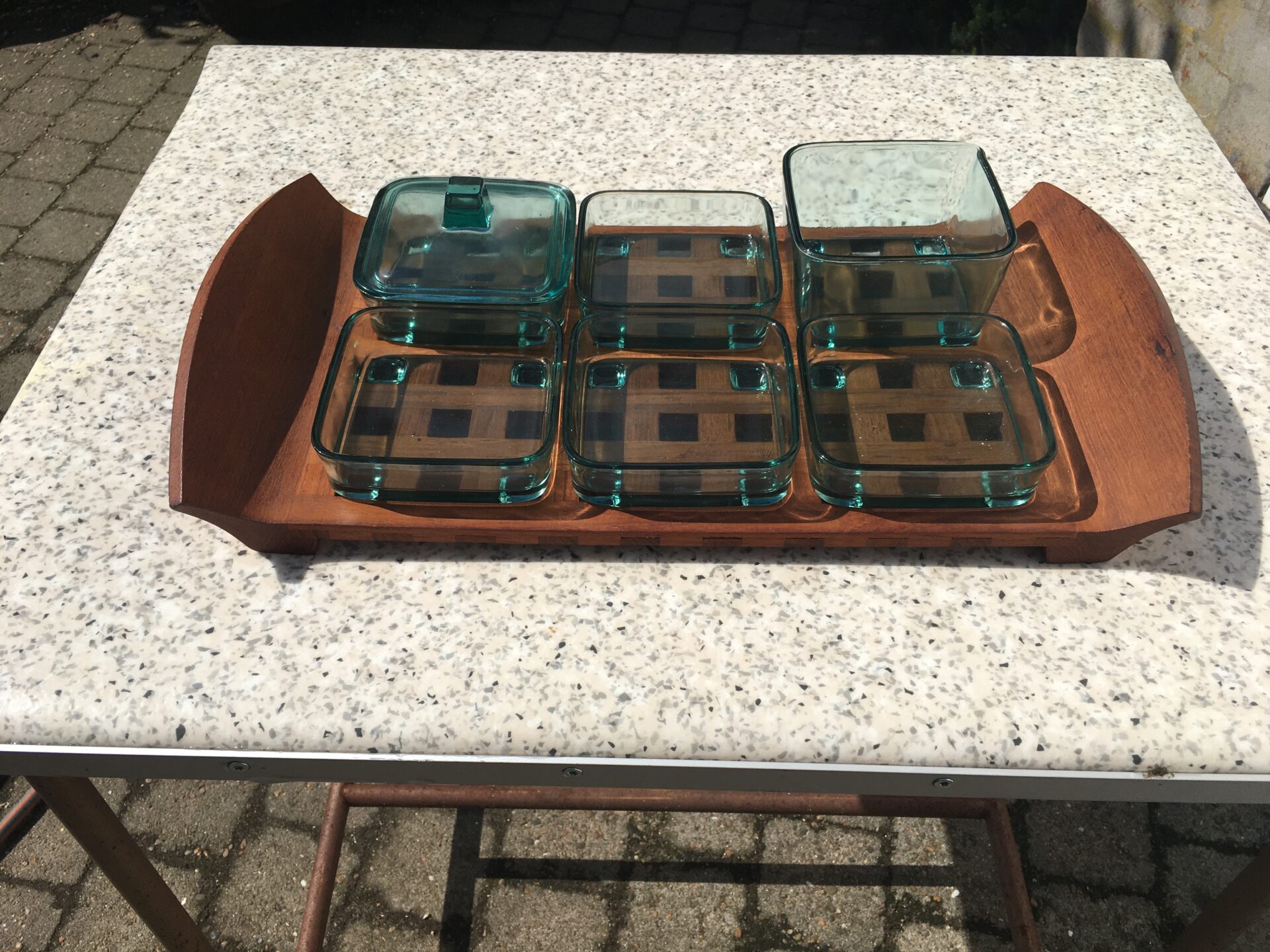 Jens H. Quistgaard, Cabaretfad/anretterbakke, teakbakke med turkisfarvet glasskåle, pris 600kr