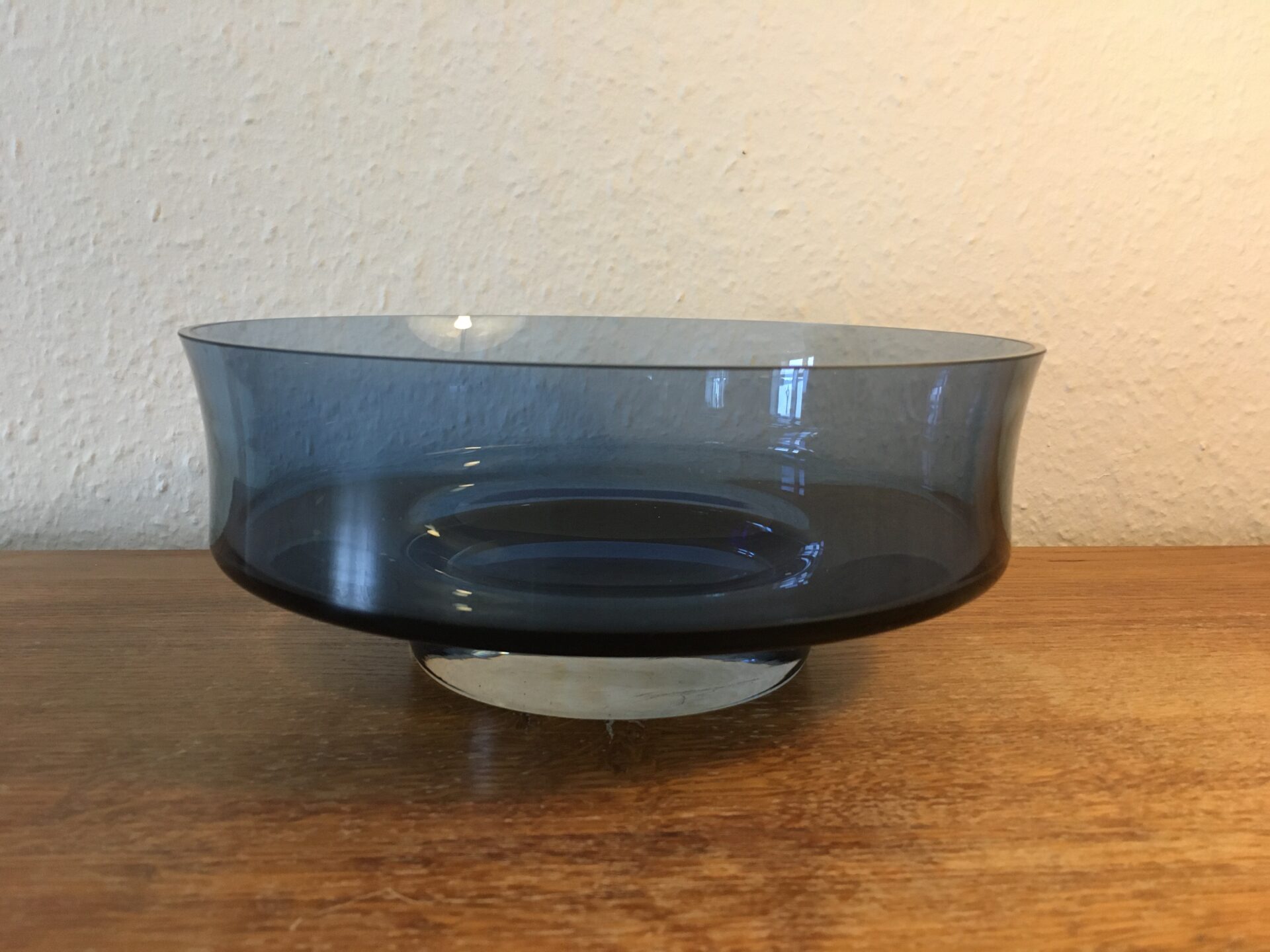 Stor glasskål signeret Tapio Wirkkala, h=10 cm, d=24 cm, pris 500kr