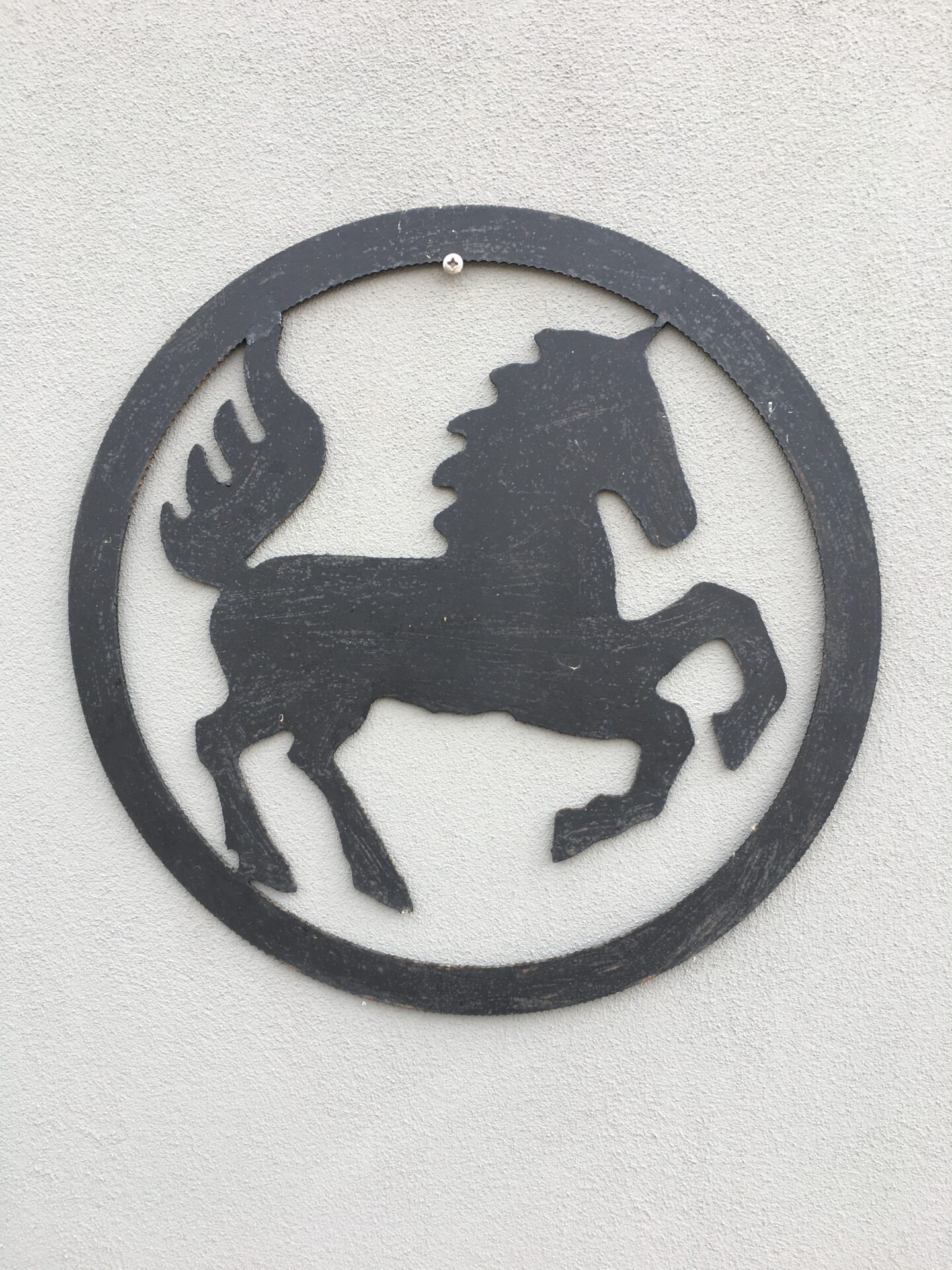 Glad hest, skåret ud af pladejern, d=50 cm, pris 200kr