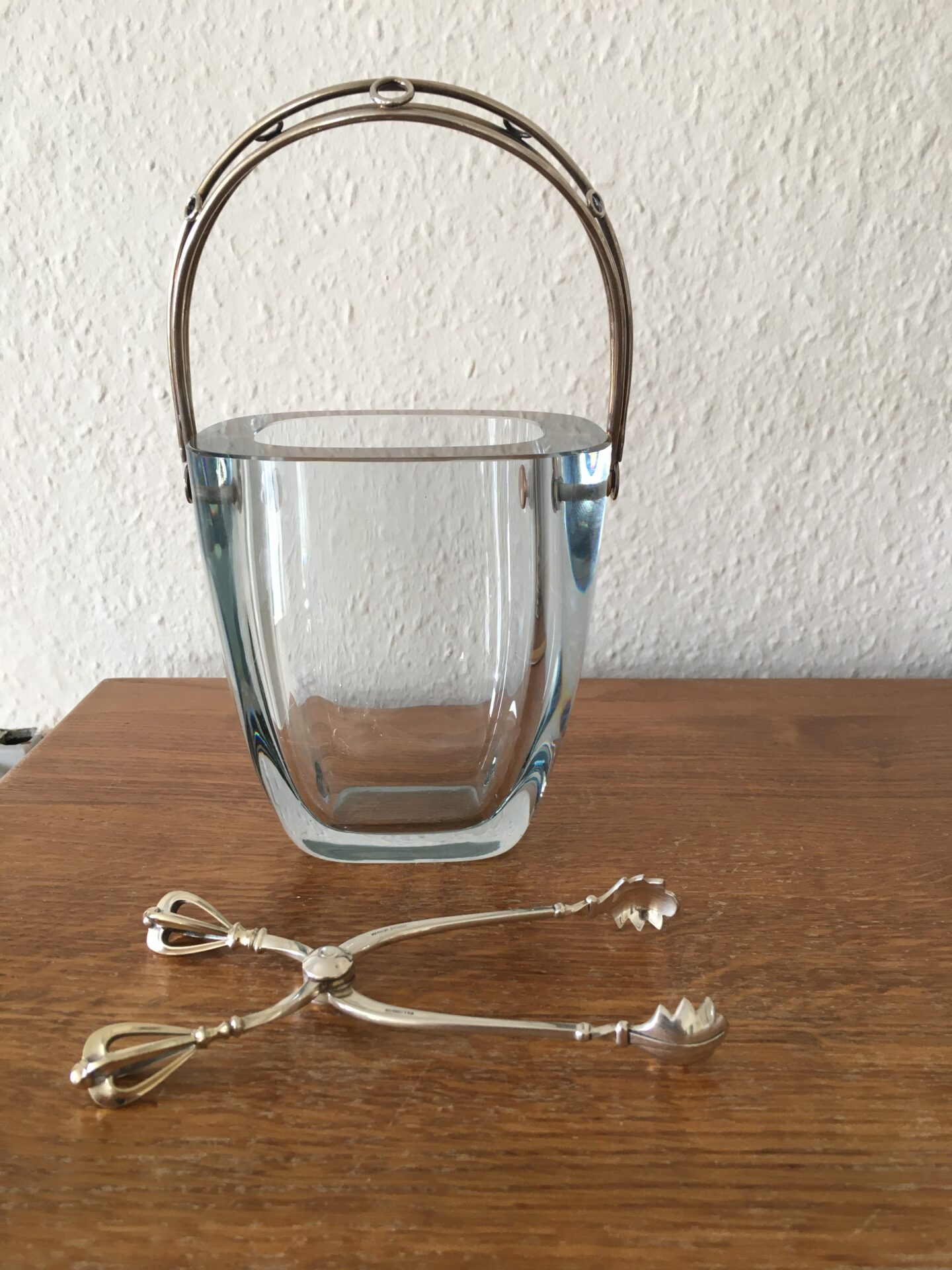 Holmegaard isspand, med hank af setrling sølv, højde uden hank = 13 cm. Pris 500kr