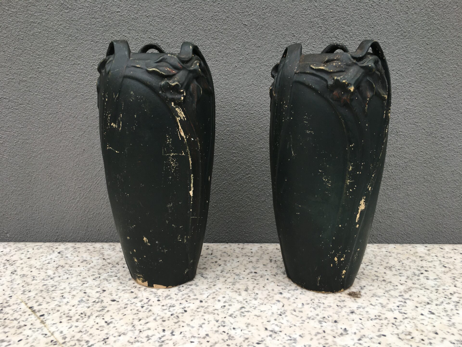 2 stk utydeligt signeret vaser i jugendstil, (Mich. Andersen eller Ipsen ?) h=26 cm, pris ialt 800kr