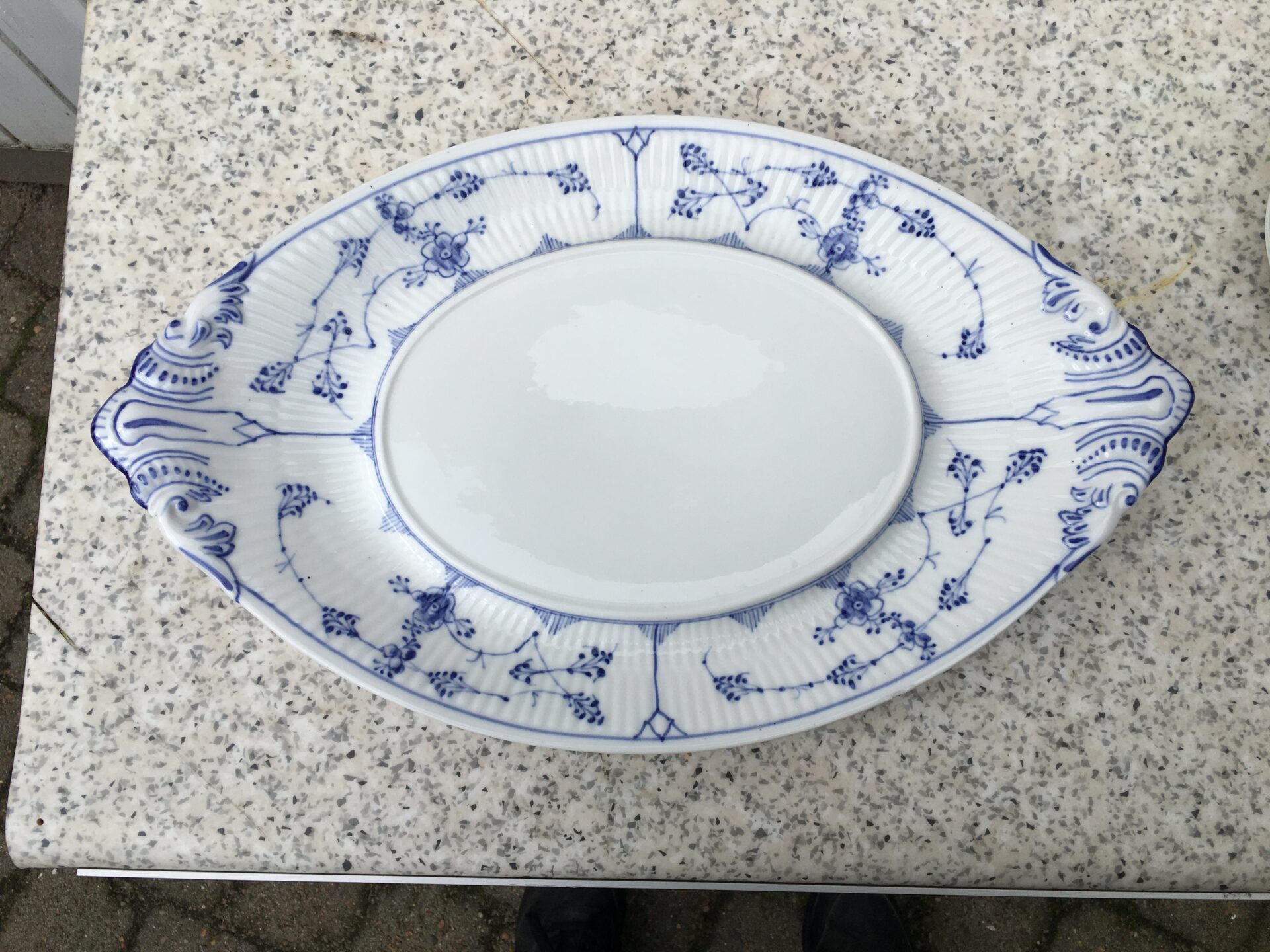 Royal Copenhagen, musselmalet, underfad nr. 1/128 til den store terrin (1/360), pris 600kr