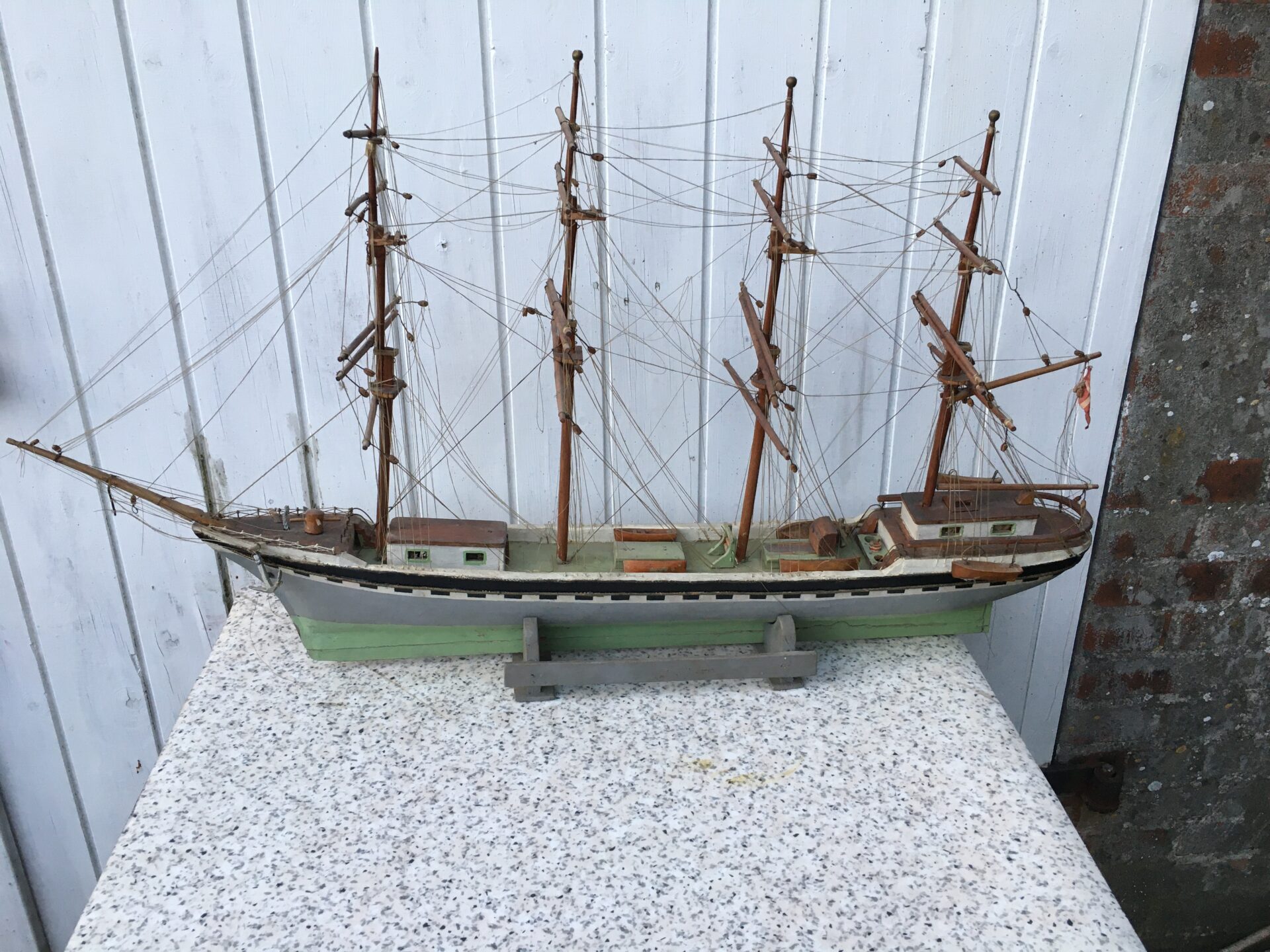 Gammelt håndbygget træskib, l= 96 cm, (