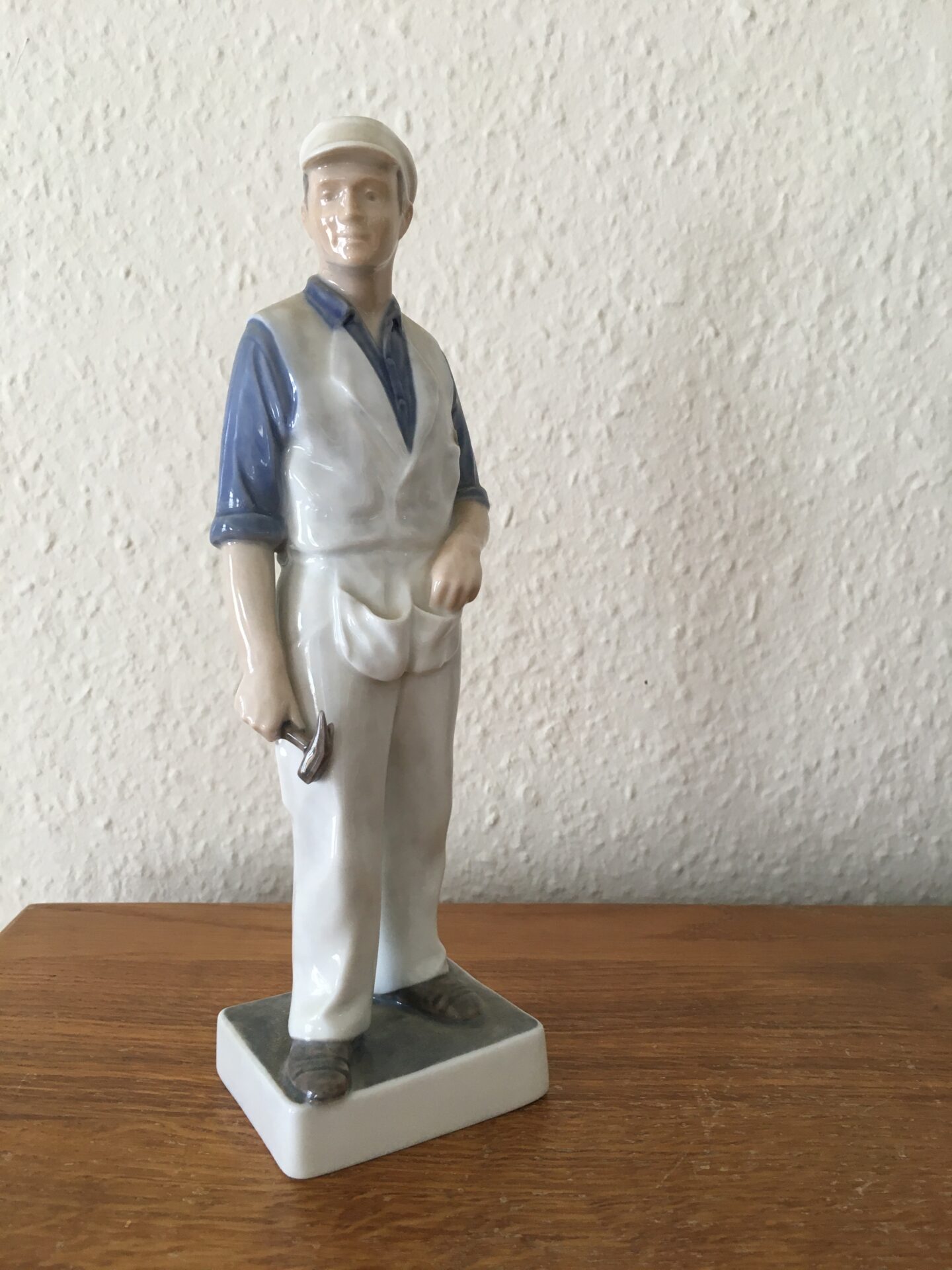 Kongelig figur, tømrer, nr. 4535, 1. sortering, fejlfri, h=23 cm, pris 500 (defekt)
