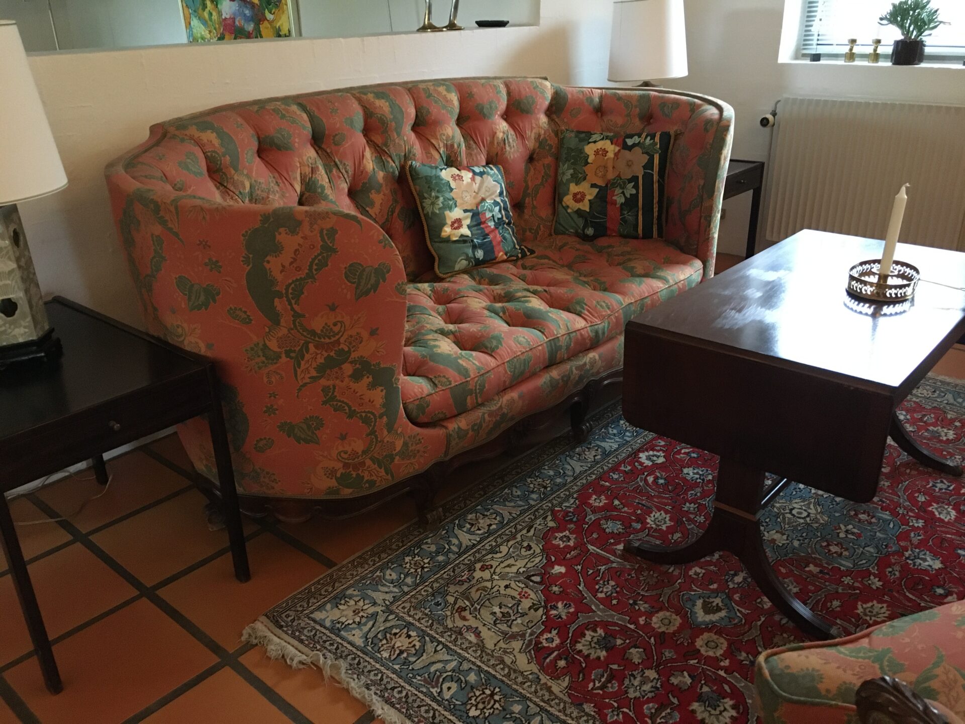 Knapsyet dagligstue i fineste kvalitet og meget velholdt sofa + 2 øreklapstole, pris ialt 3500