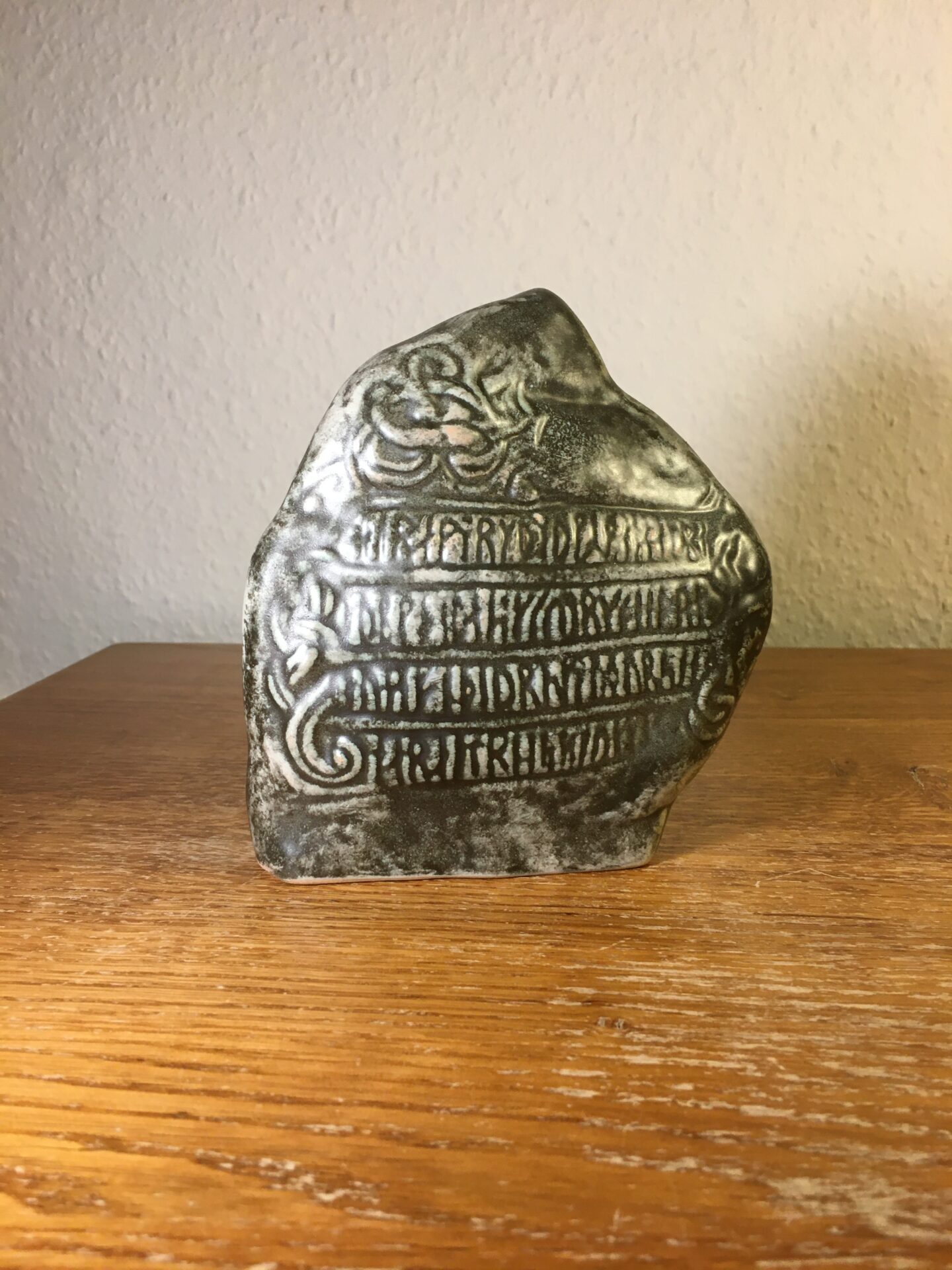 Harald Blåtands runesten, keramik, mrk Johgus, Bornholm, h= 15 cm, pris 150kr