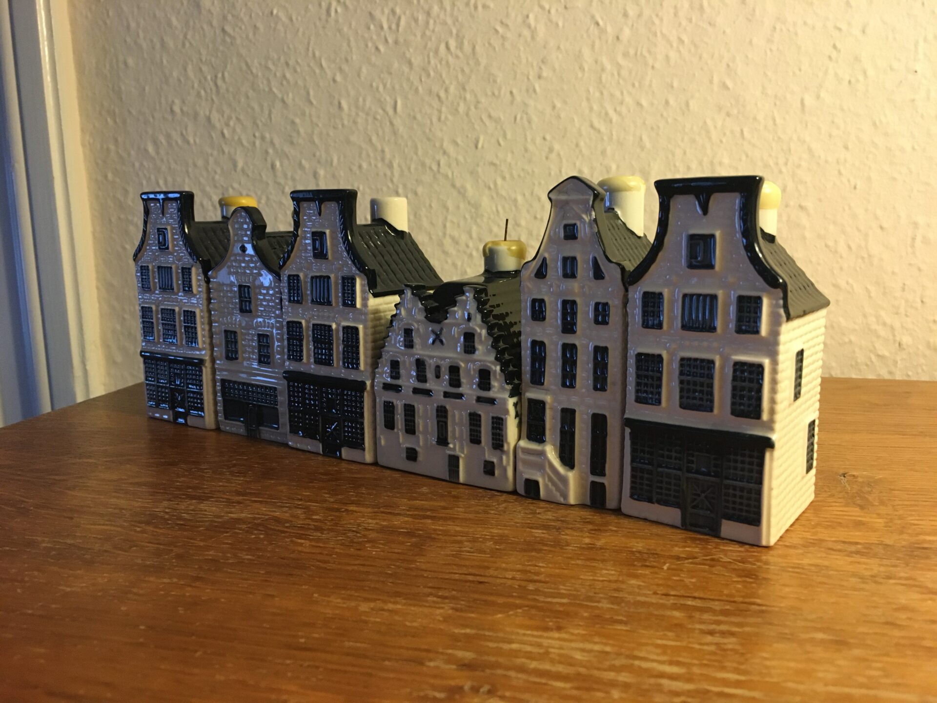 KLM, Delft porcelæn, Amsterdamhuse, miniature flere med Genever fra BOLS. 6 stk i alt 500kr