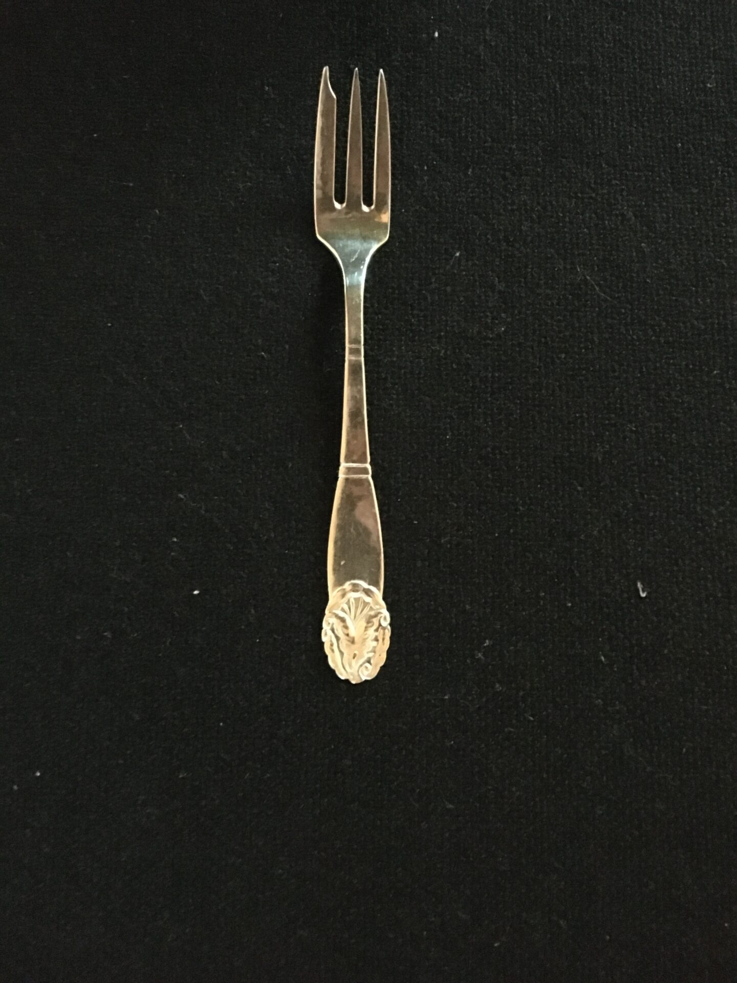 Antikke kagegafler af 3-tårnet hammerslået sølv, pr. stk 100kr (10 stk på lager)