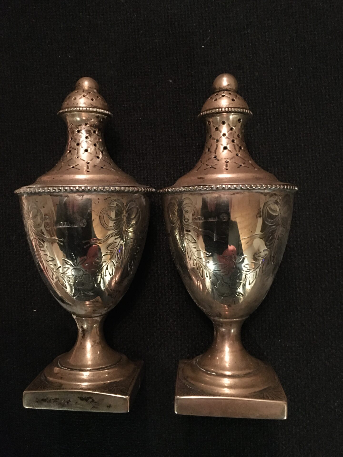 2 stk empire strødåser, h= 13 cm, 1800-tallet, stemplet L.Berth + 3 tårne+??. I alt 1500kr