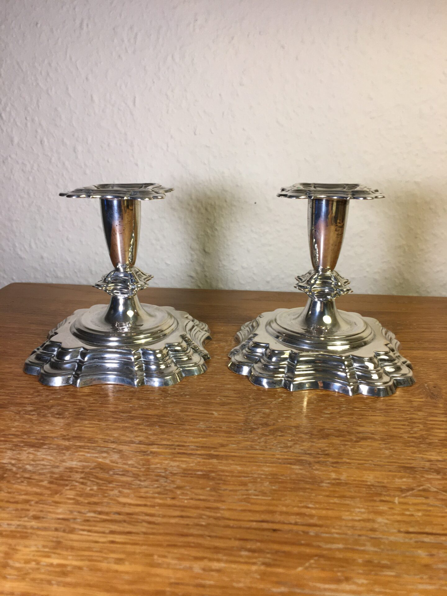2 stk nypudsede lysestager af 3-tårnet sølv, h=10,5 cm, pris 1000kr