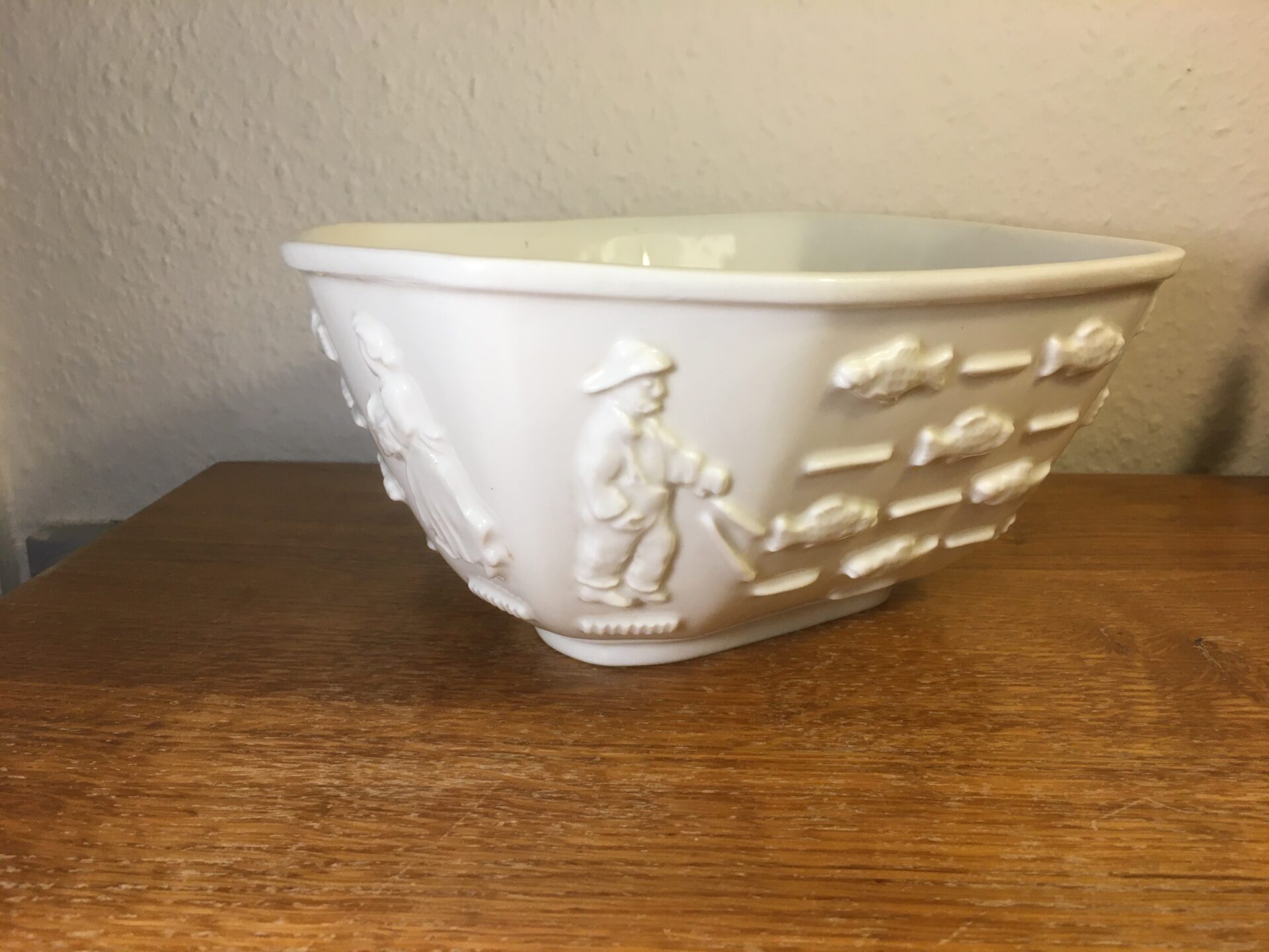 Kongelig porcelæn,nr 4085, stor asymetrisk skål med ornamentale figurer (fiskefamilie) pris 800kr