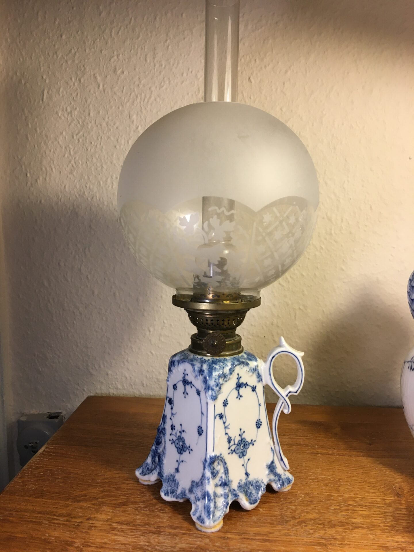 Musselmalet olielampe, porcelæn. ustemplet, højde til overkant porcelæn =13 cm, pris 600kr