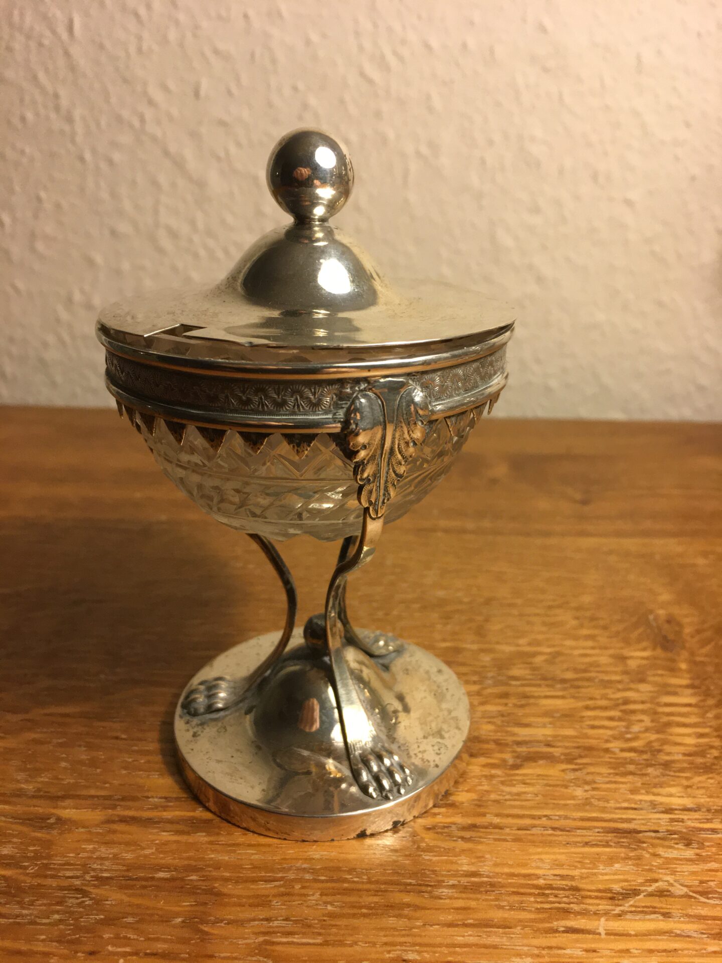 Lille Antik sølvopsats med glasskål (sennepsskål ?) h = 13 cm, begyndelsen af 1800-tallet, pris 700k