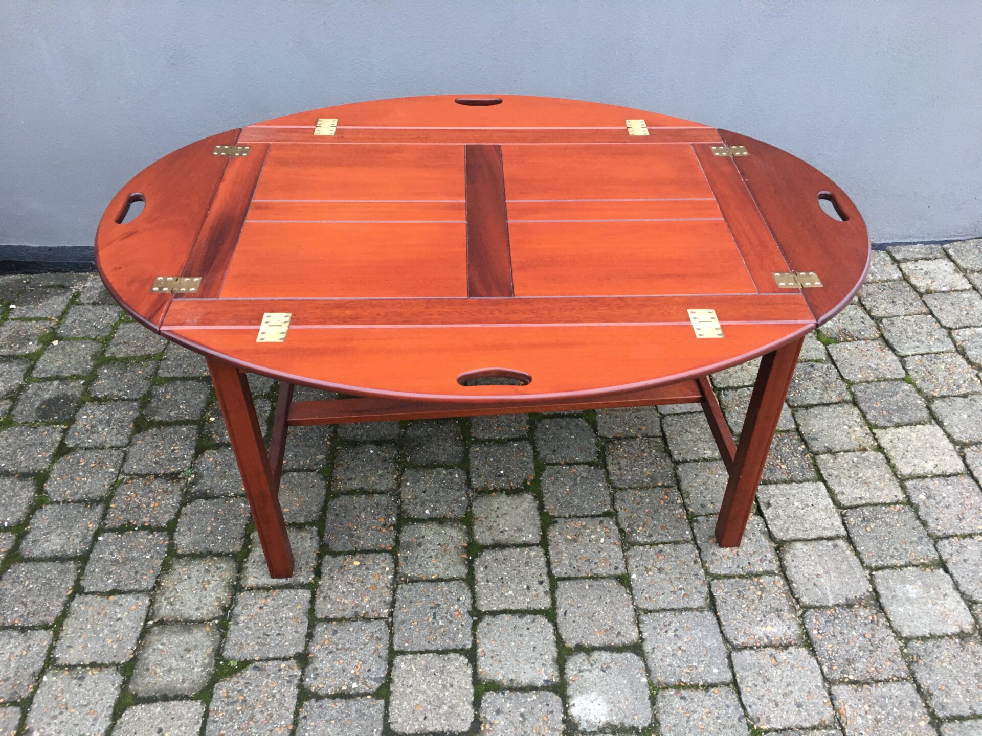 Velholdt butlerbord af mahogni, 120x88 cm (udslået), h= 55 cm, pris 500kr