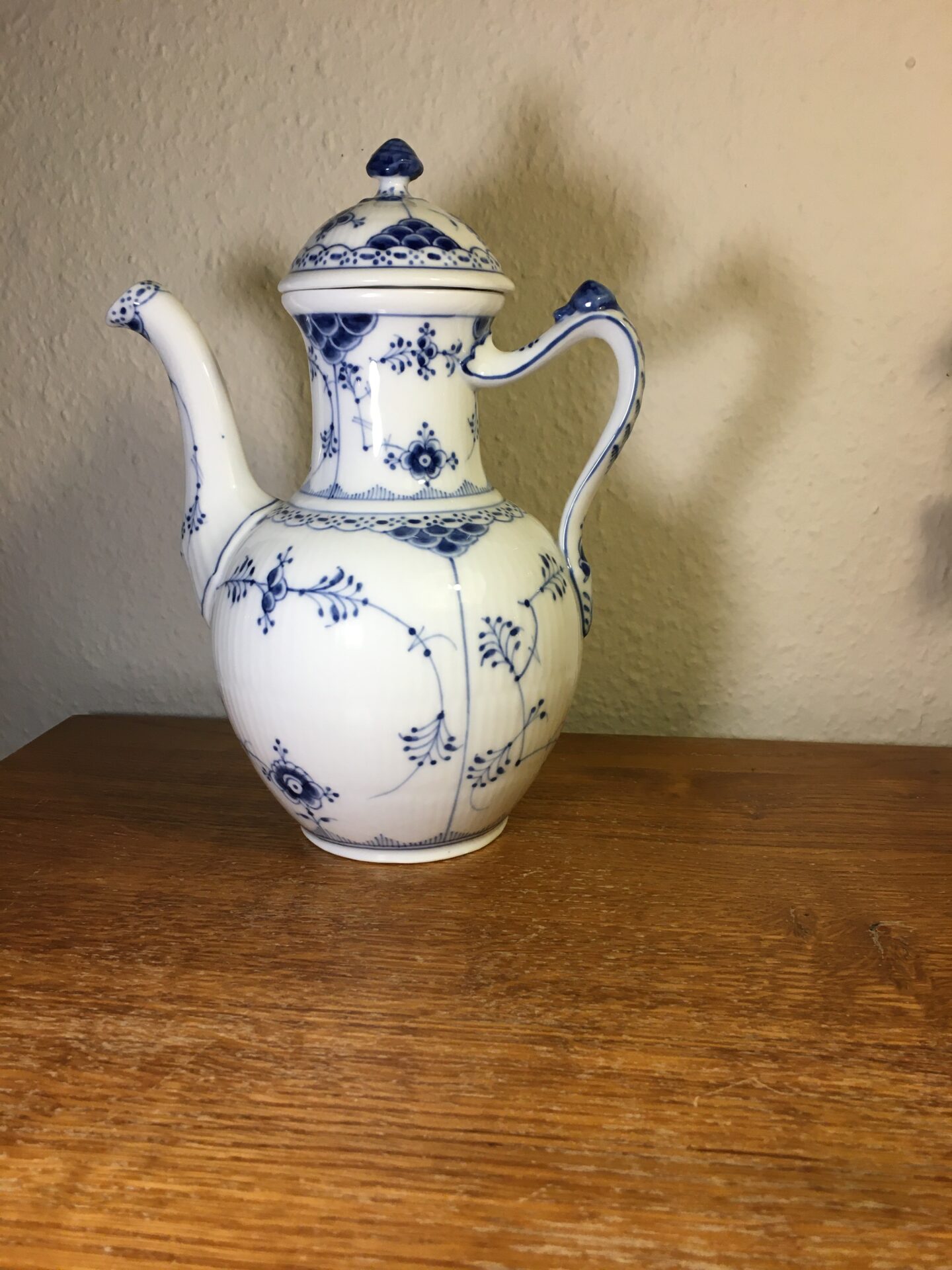 Kongelig Porcelæn, Kaffekande, musselmalet halvblonde, nr.1/519, 1. sort. fejlfri, pris 800kr-