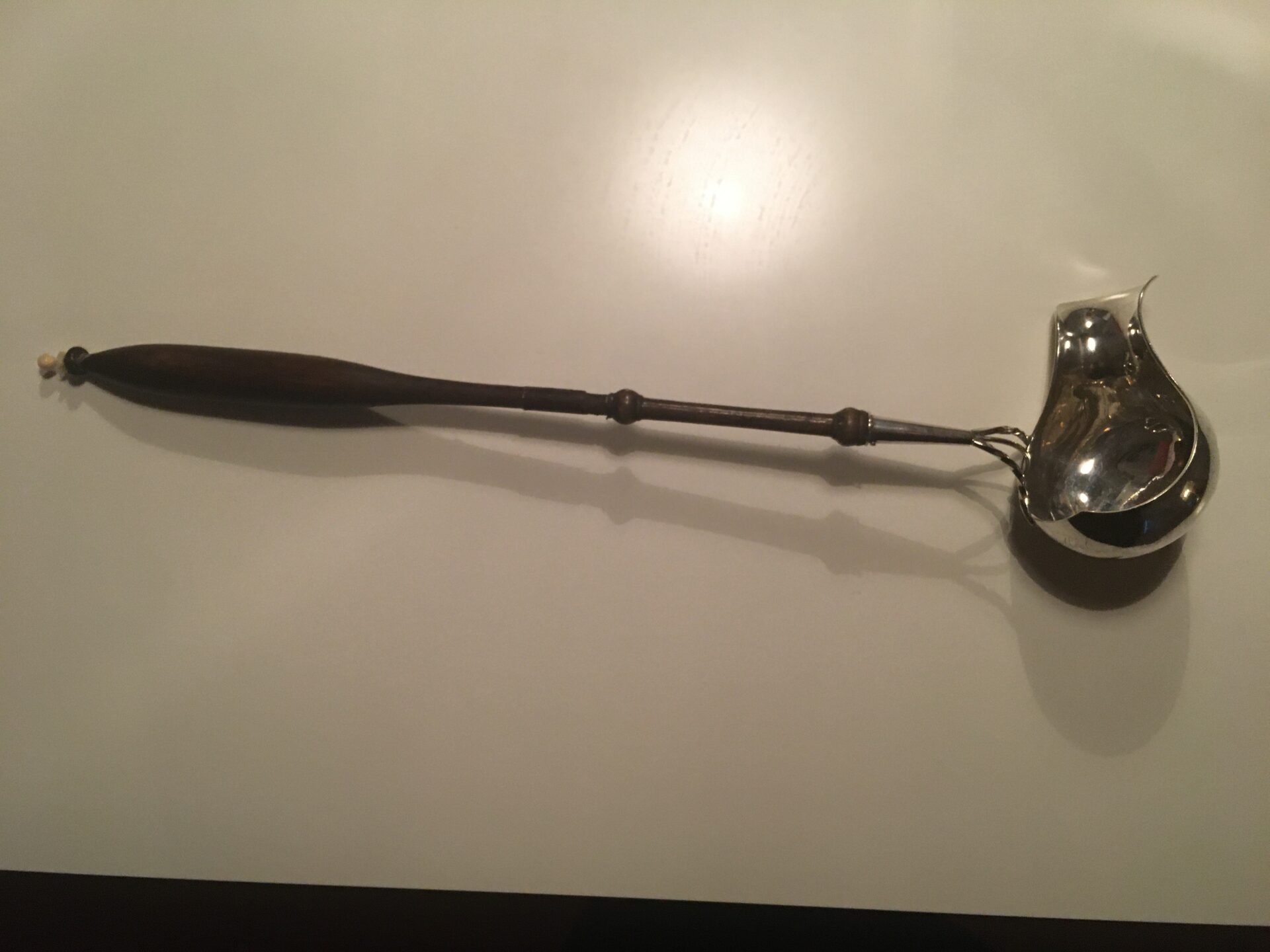 Antik punche ske af sølv, l=43 cm, indprikket initialer og årstal 1842. Pris 700 kr
