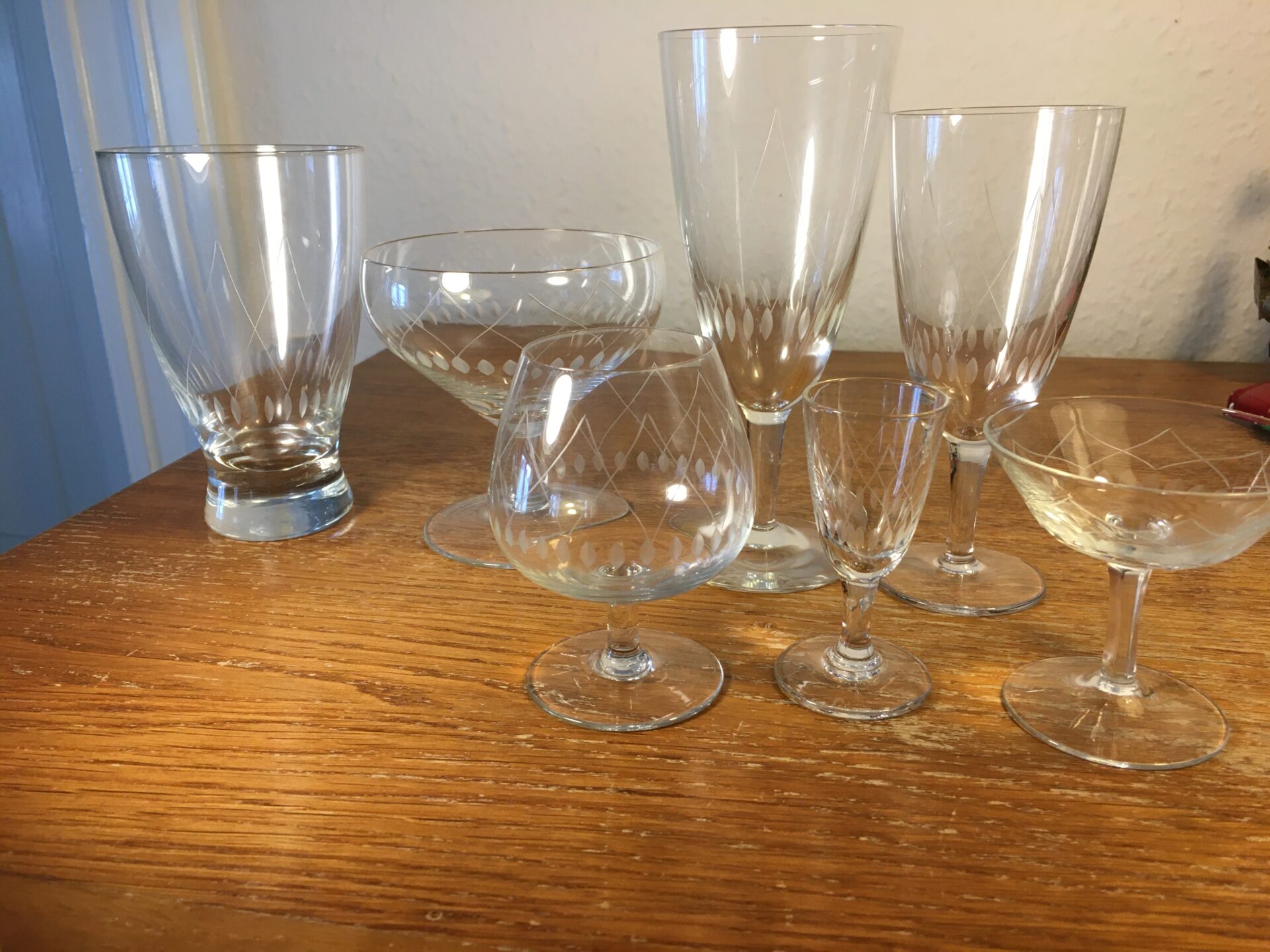 Krystalglas med slibninger (kryds +oliven), ukendt, 58 stk kan afhentes for 500krl