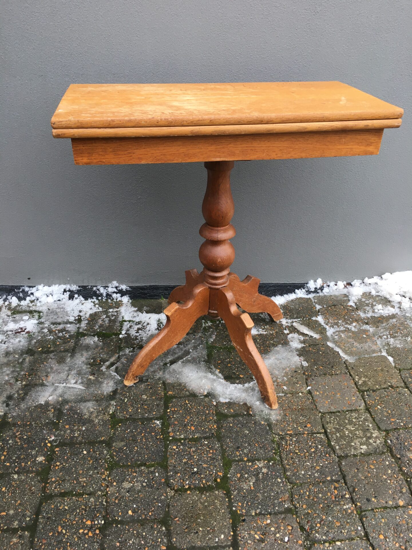 Antikt spillebord, egetræ, h=76 cm, plade= 36x71 cm (ej udslået)