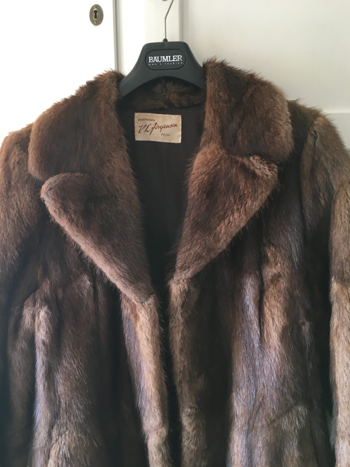 Minkpels (lang frakke), velholdt, str, 40/42. Pris 1000kr