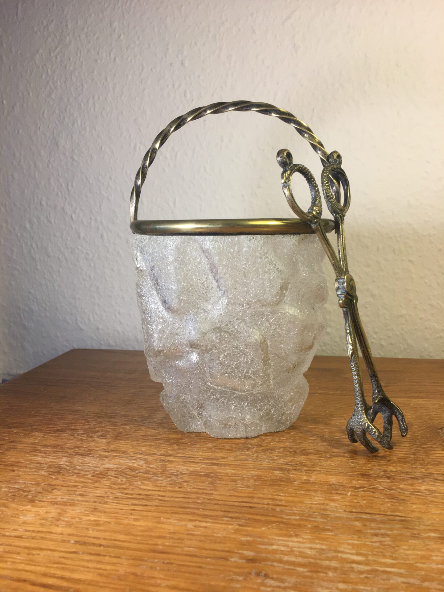 Antik isspand med tihørende tang (bronze), fremstillet af frosset/iset glas formet som isblokke. Pri