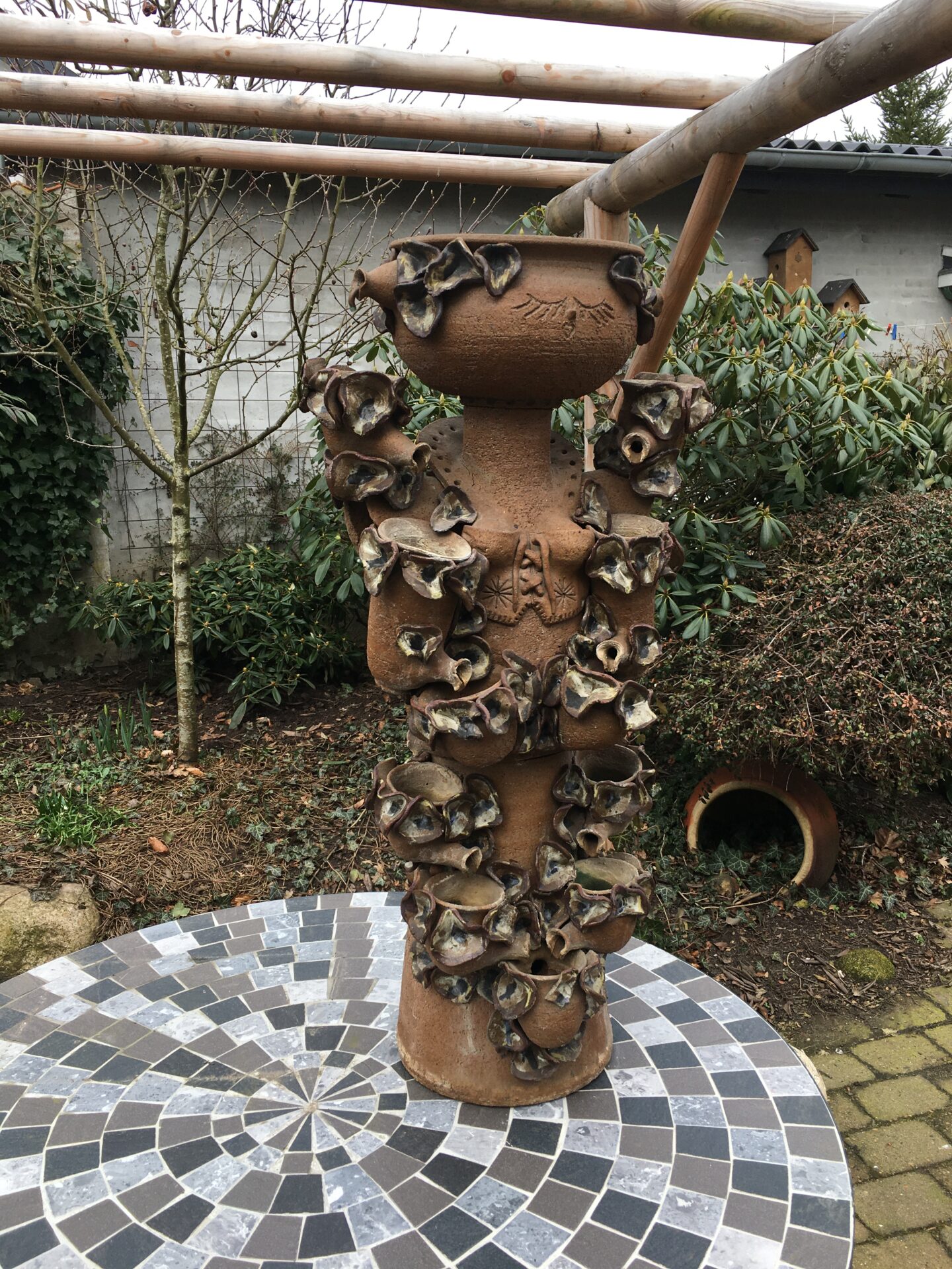 Blomsterpige, Fontaine af stentøj, AJMO design, h =88 cm (3 delt og tung). Pris 800 kr