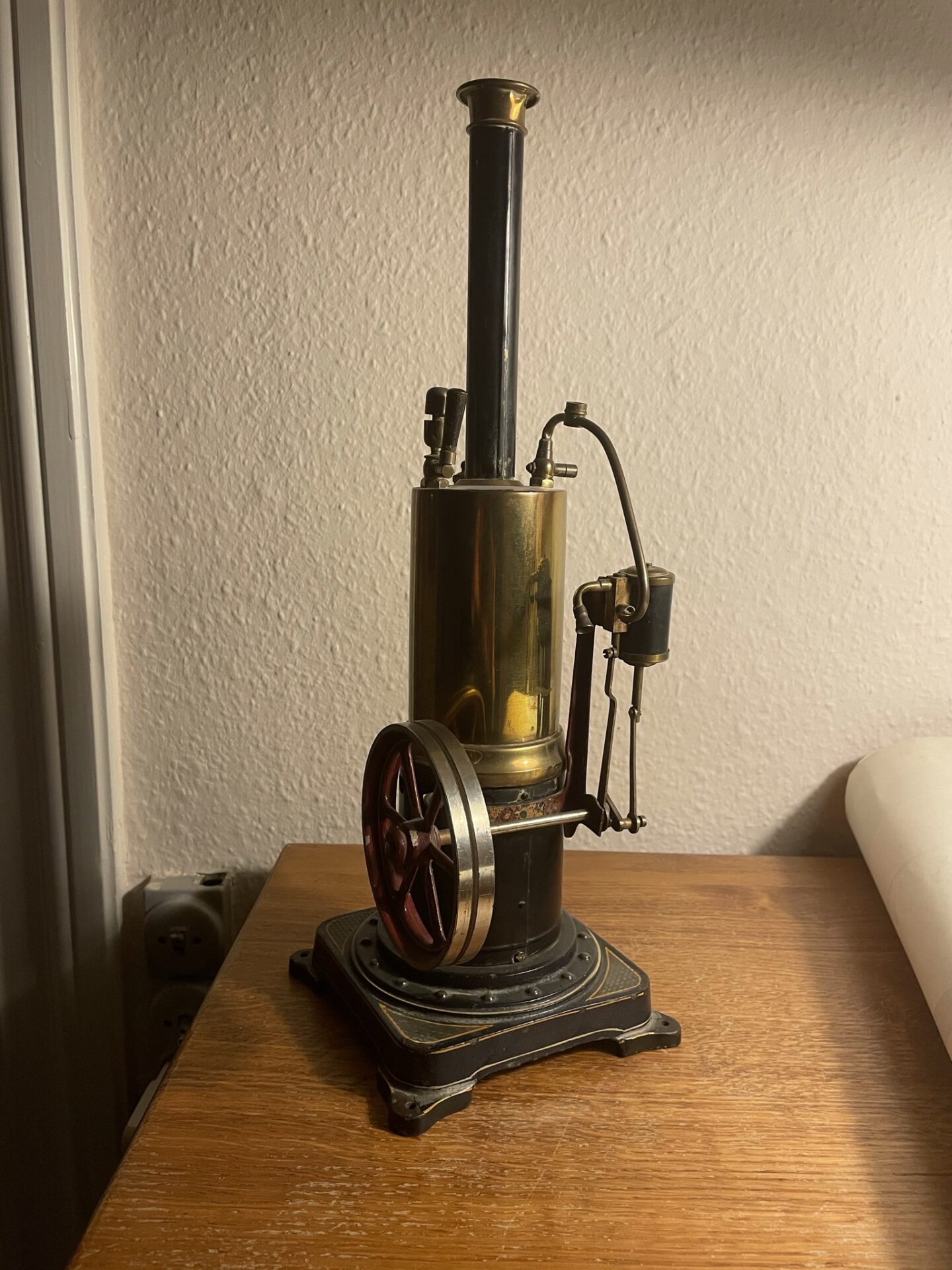 Antik legetøjs dampmaskine, messing, h=40 cm, pris 1500kr