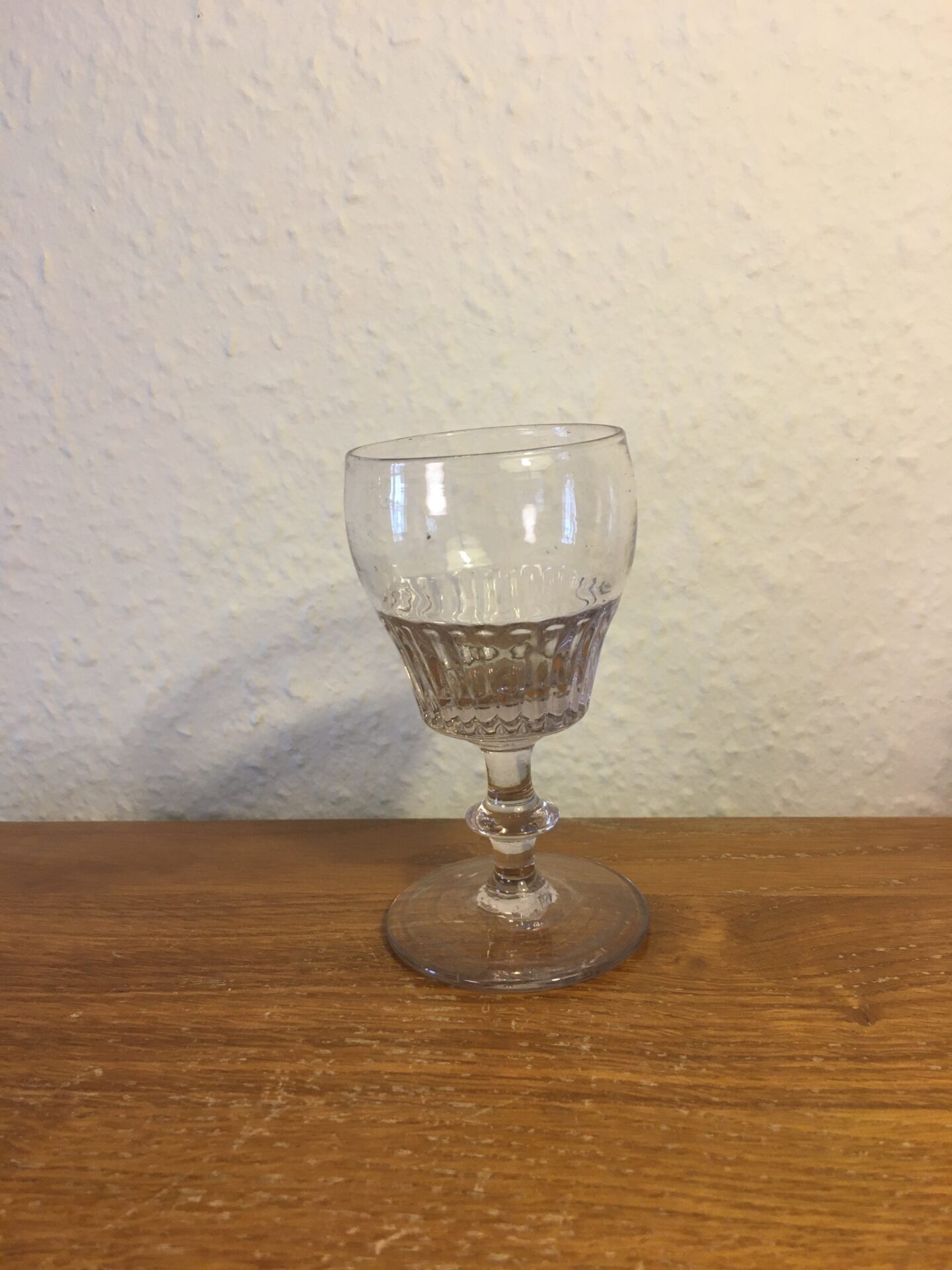 Antikt vinglas fra Conradsminde, anno 1840, h=11 cm, pris 700kr