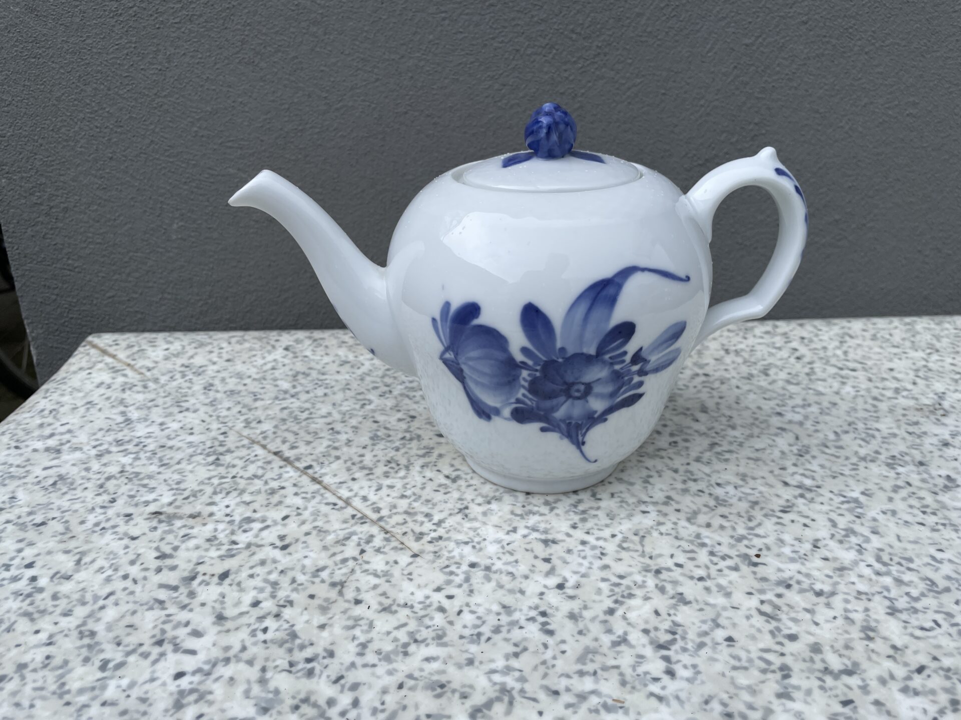 Kongelig Blå Blomst, flet, tekande nr 8244, 1. sortering, pris 700 kr.