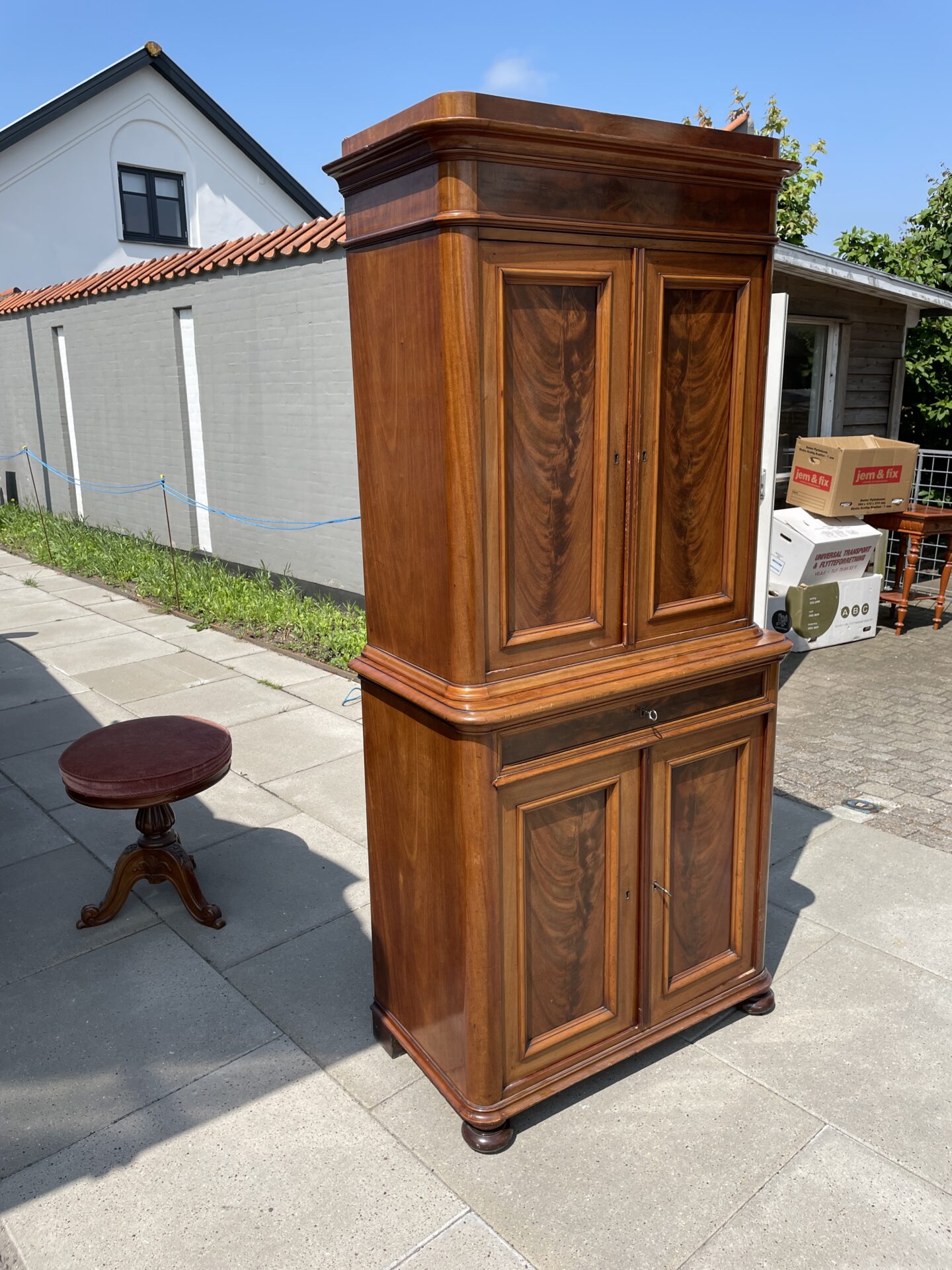 Antikt mahogniskab far 1800-tallet, velholdt, h=178 cm, b= 82 cm. Pris 1500kr