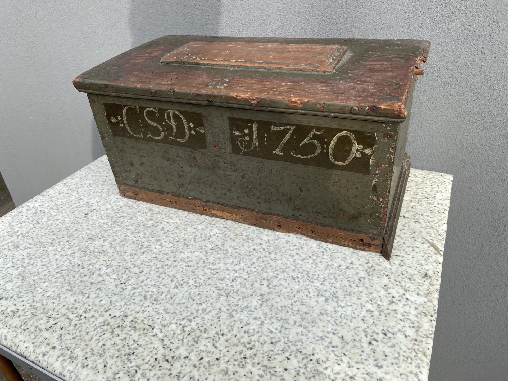 Lille kiste / skrin, original maling Anno 1750, fyrretræ, b=47 cm,h= 24 cm, d=26 cm. Pris 500kr