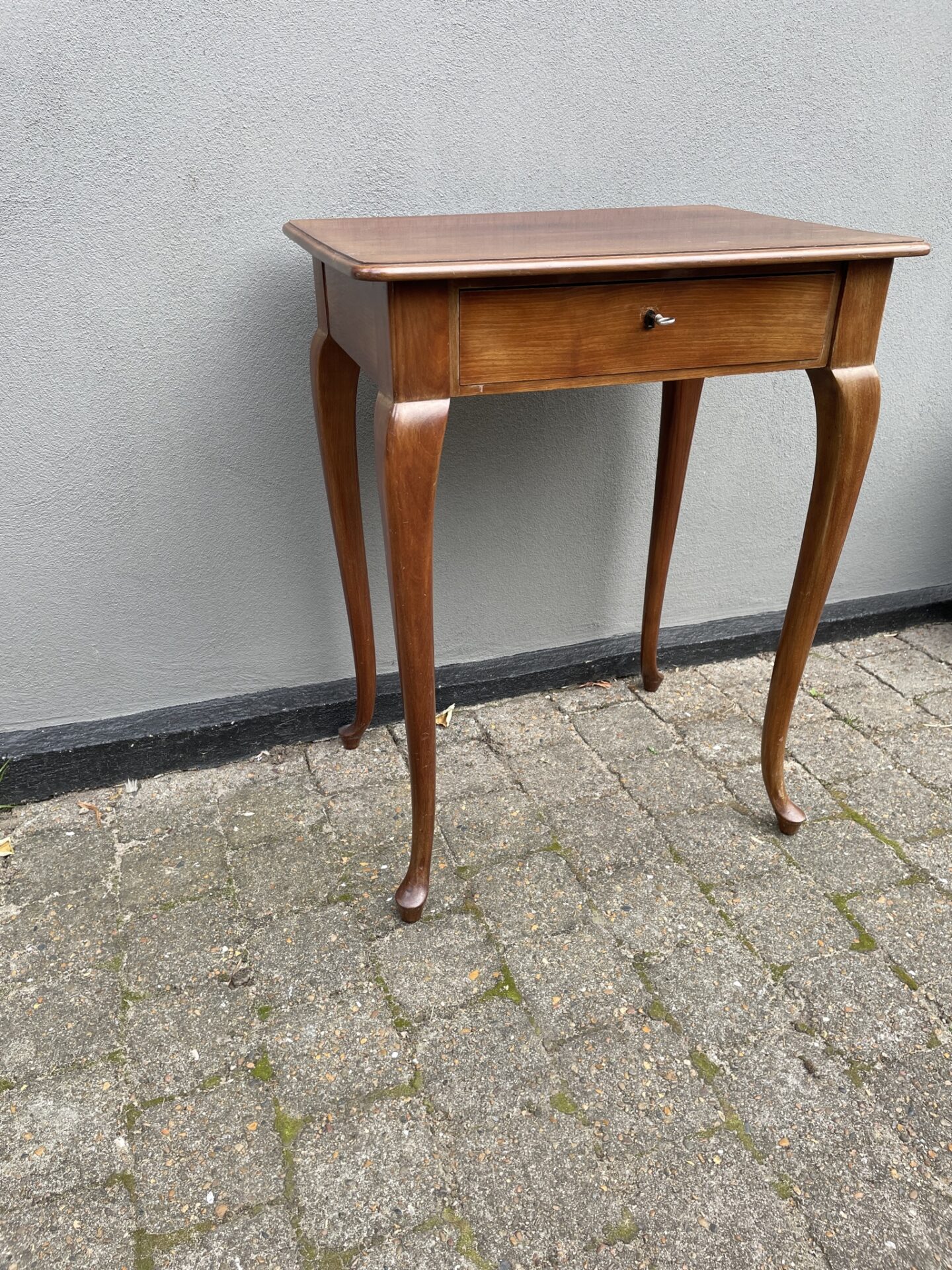 Velholdt mahogni sybord, h=75 cm, b=58 cm, d=42 cm. Pris 500kr