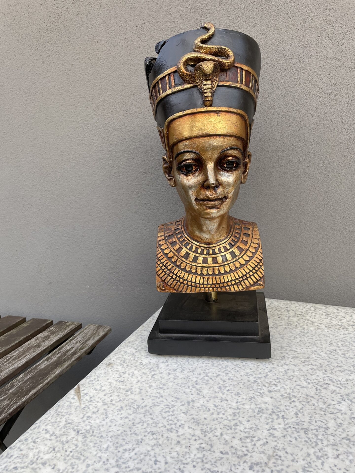 Buste af Dronning Nefertiti, h=45 cm, pris 500kr