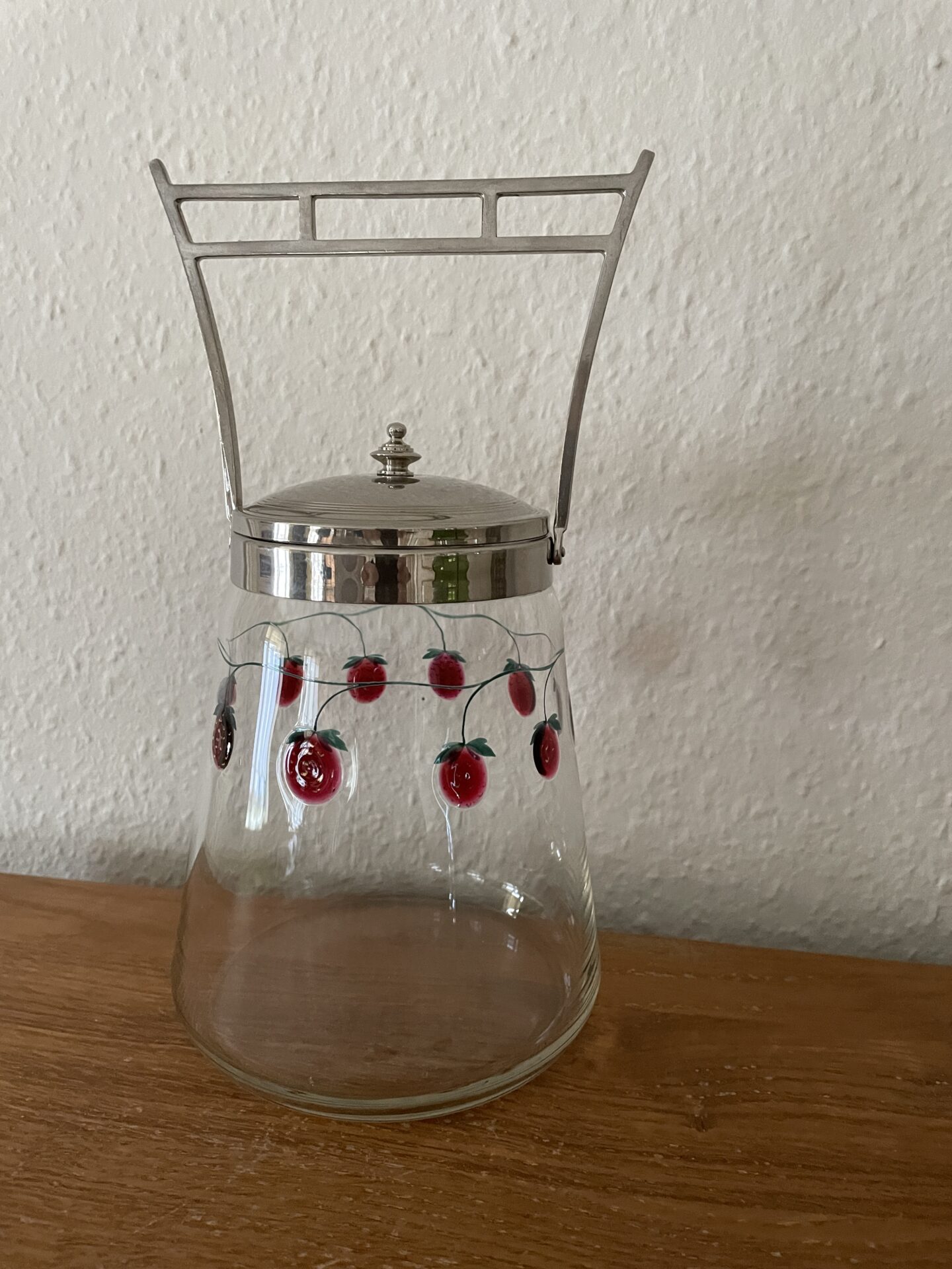 Velholdt Art deco kiksespand med intergreret jordbærranke i glasset, pris 700 kr