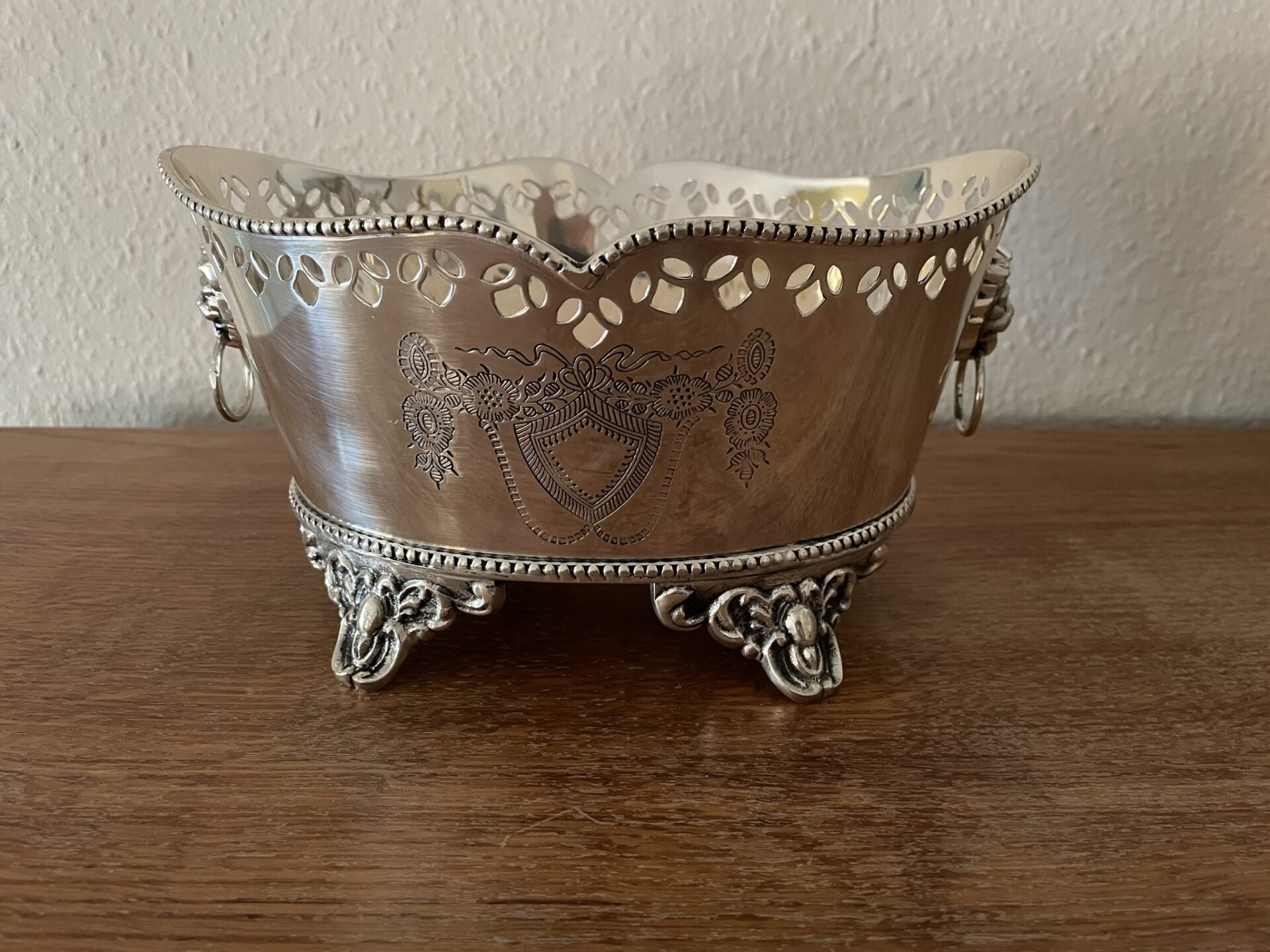 Lille jardiniere, sølvplet, h=13 cm, l=24 cm, hanke som løvehoveder, pris 500kr