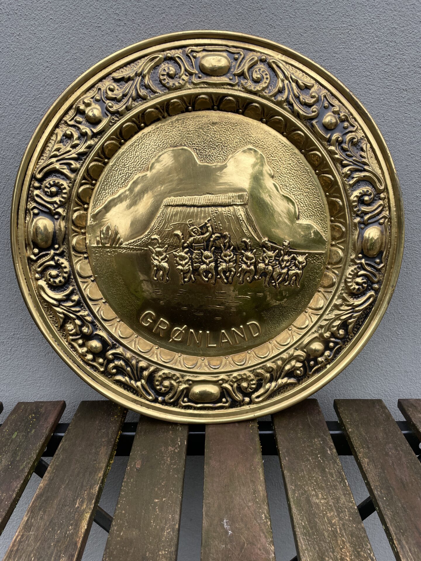 Grønlandsk messing relief, d= 42 cm (købt på Thule), pris 200kr