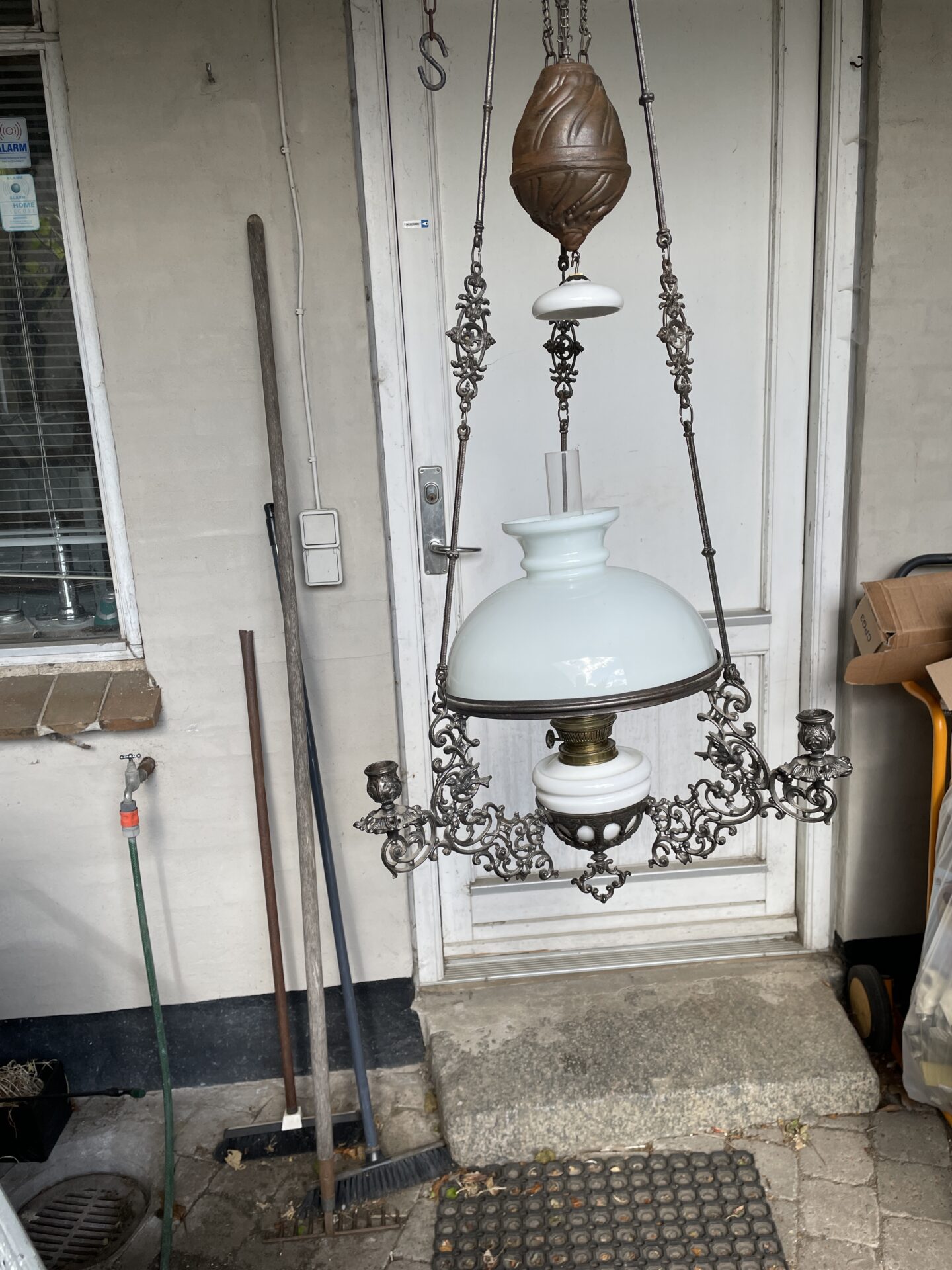 antik petroleums lampe med 3 stk udv, lysarme, velholdt, max h= 100cm, pris 800kr 