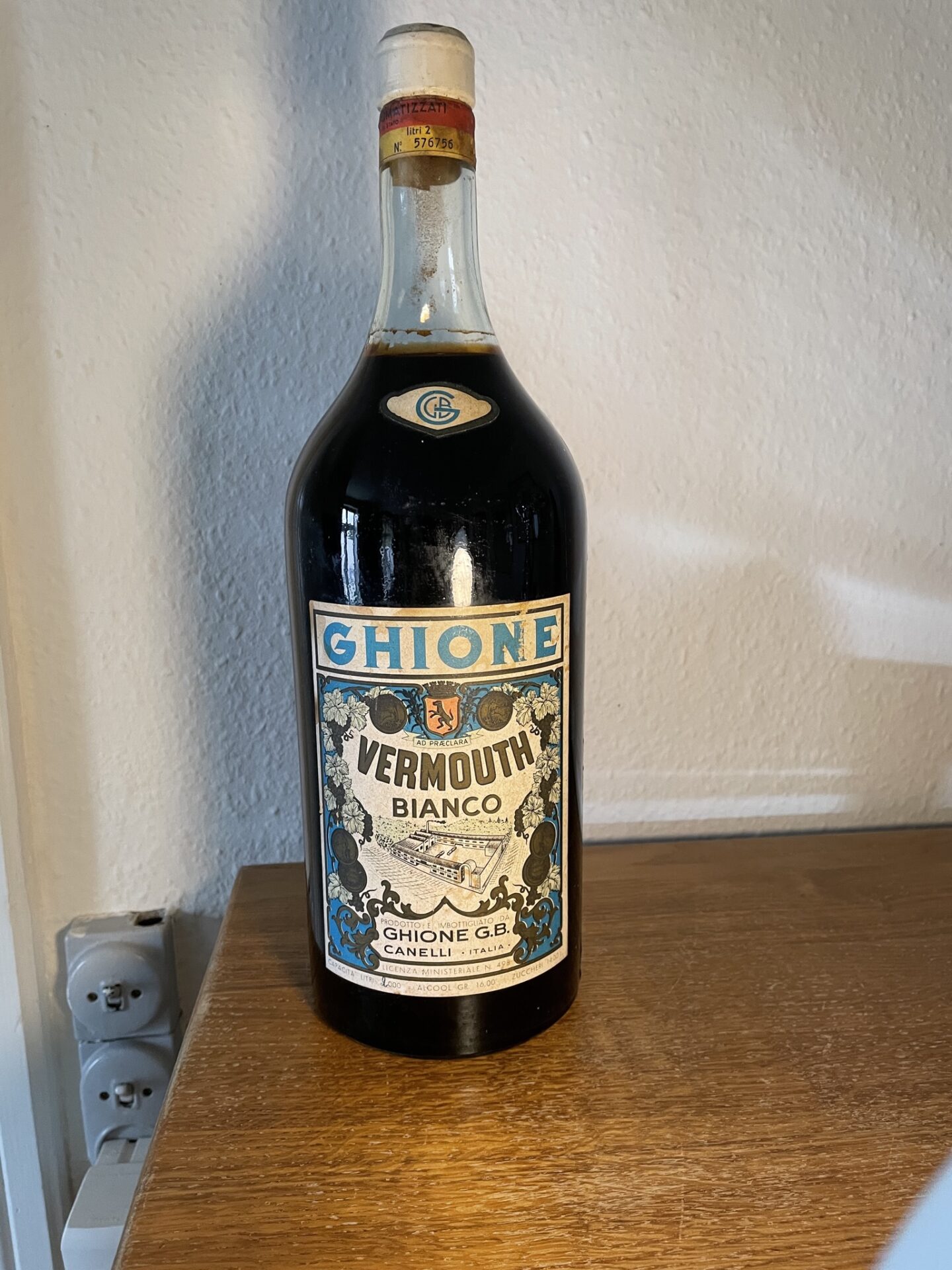 2 liter Vermouth, årg ca 1950 uåbnet og nummereret , pris 400 kr