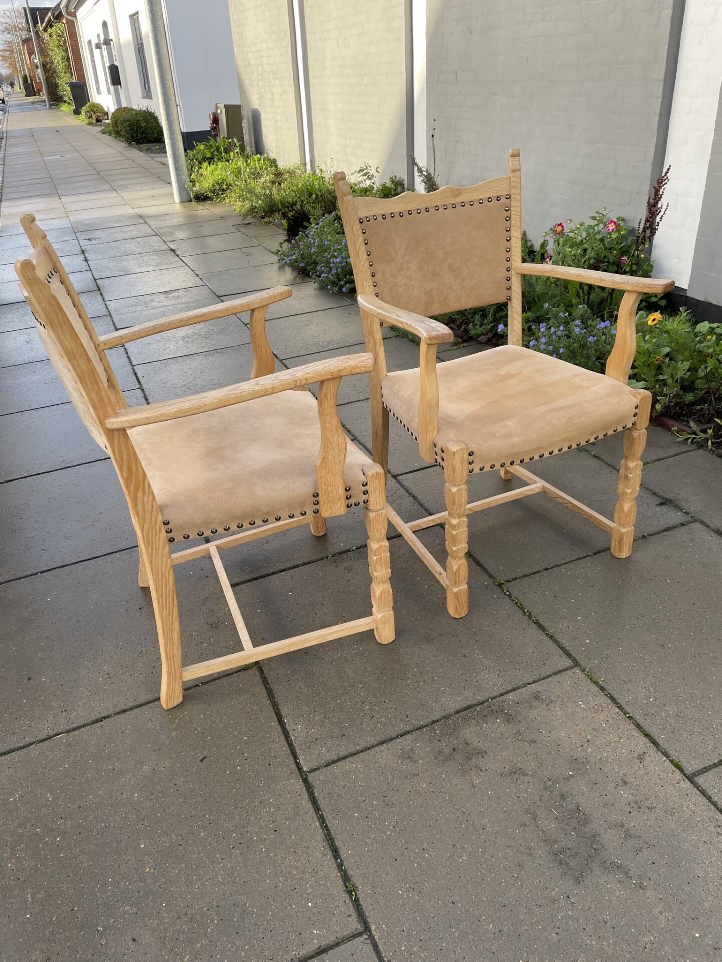2 velholdte armstole, nybetrukket med alcantara, ualmindeligt velholdt, pr stk 300kr