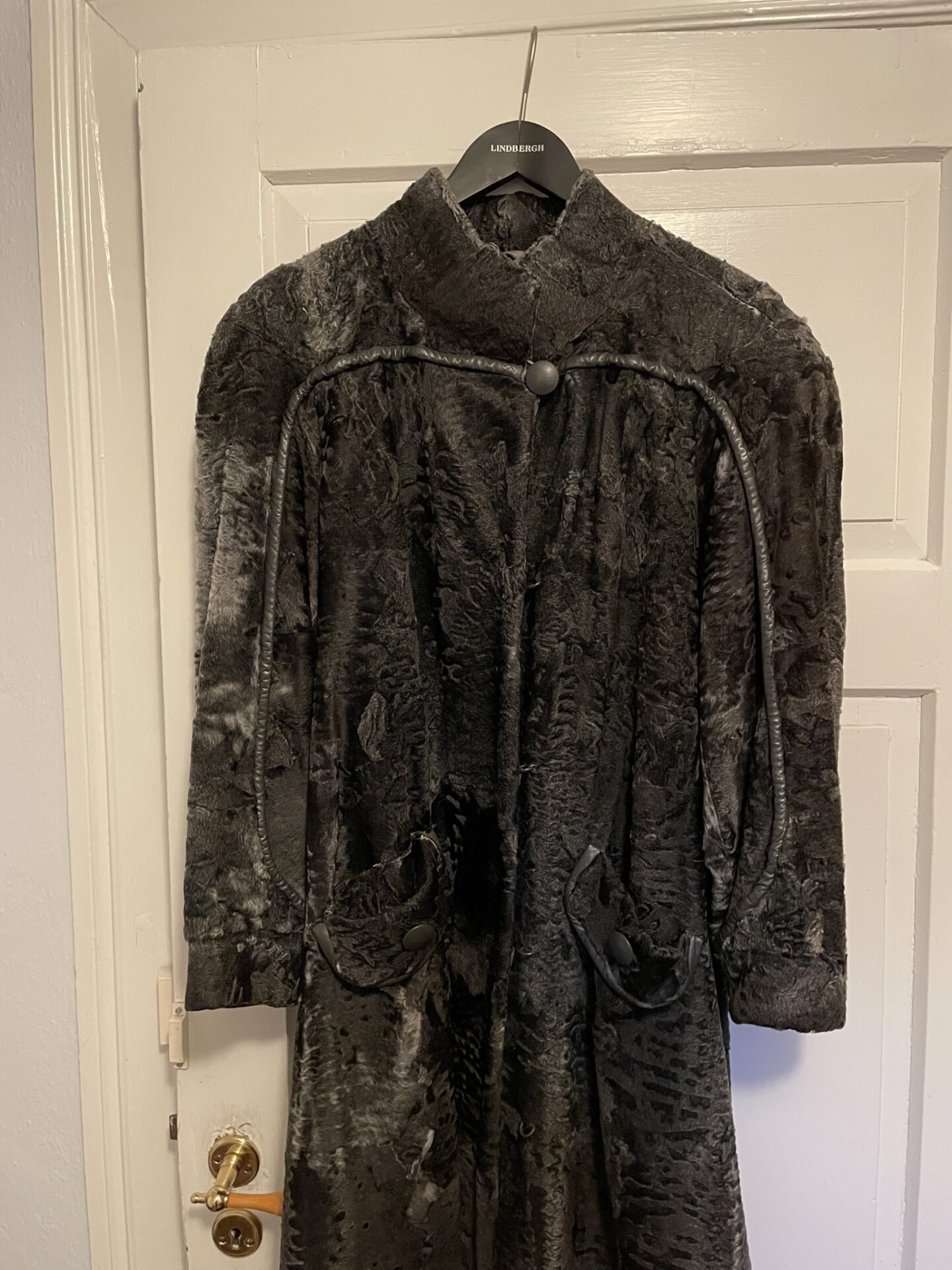 Velholdt pelsfrakke ( Breitschwantz) str S/M, lysegrå, pris 1500kr 