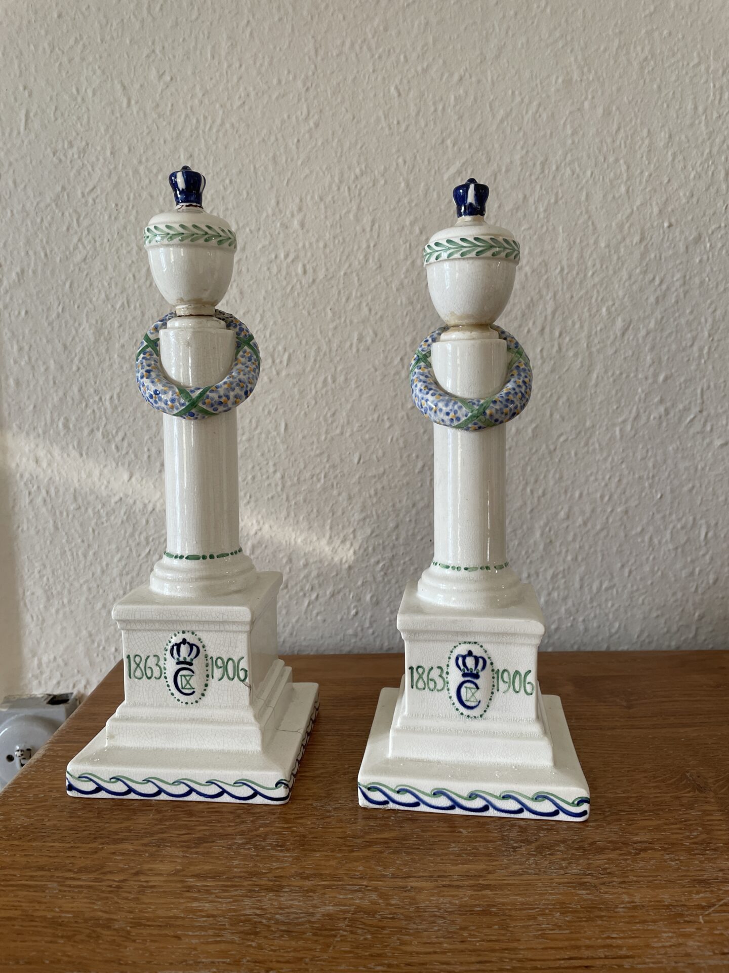 Aluminia fajance, 2 mindesøjler for Kong Chr. d 9. samlet pris 800kr