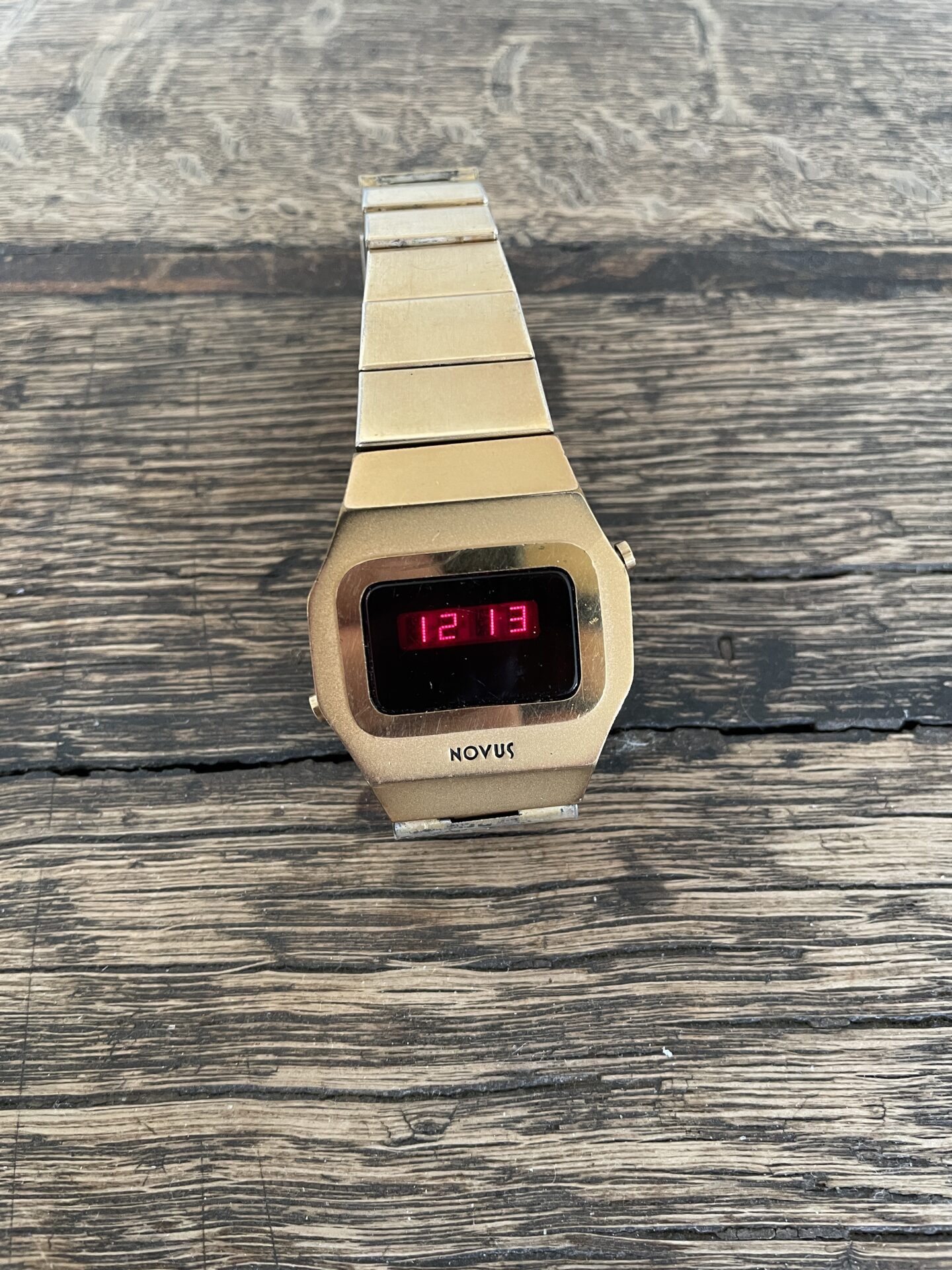 Digitalt armbåndsur fra 70-erne, fuldt funktionsdygtig, orignal lænke. 500kr