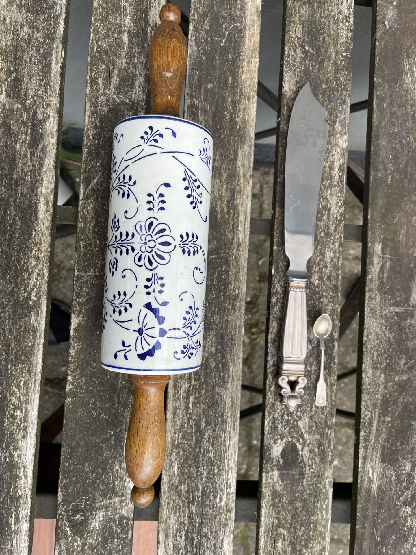 Antik porcelæns kagerulle (løgmønster), fejlfri, l=37 cm, pris 400