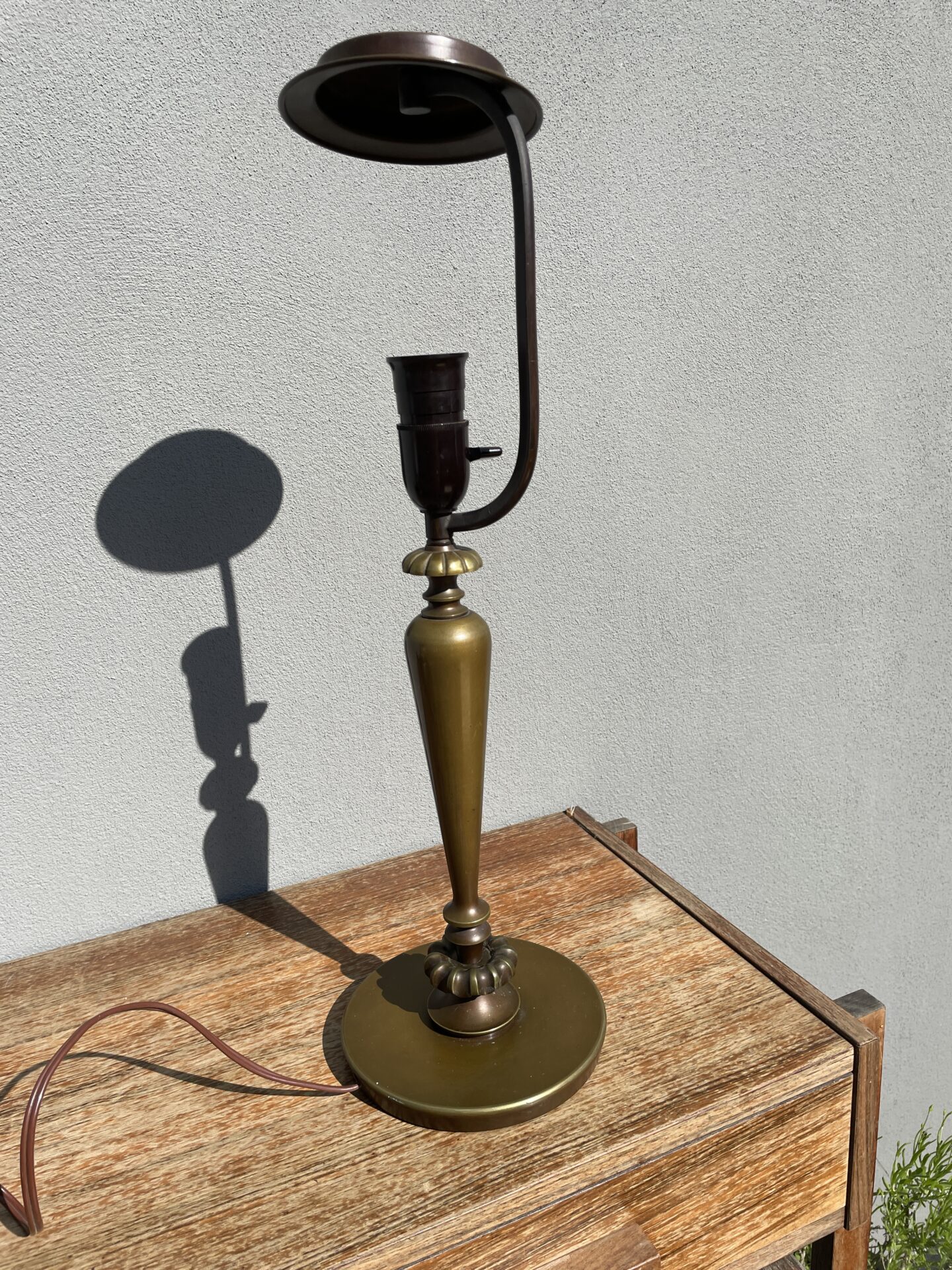 Skrivebordlame/bordlampe fra 30-erne, patineret bronze,h= 54 cm, pris 300kr