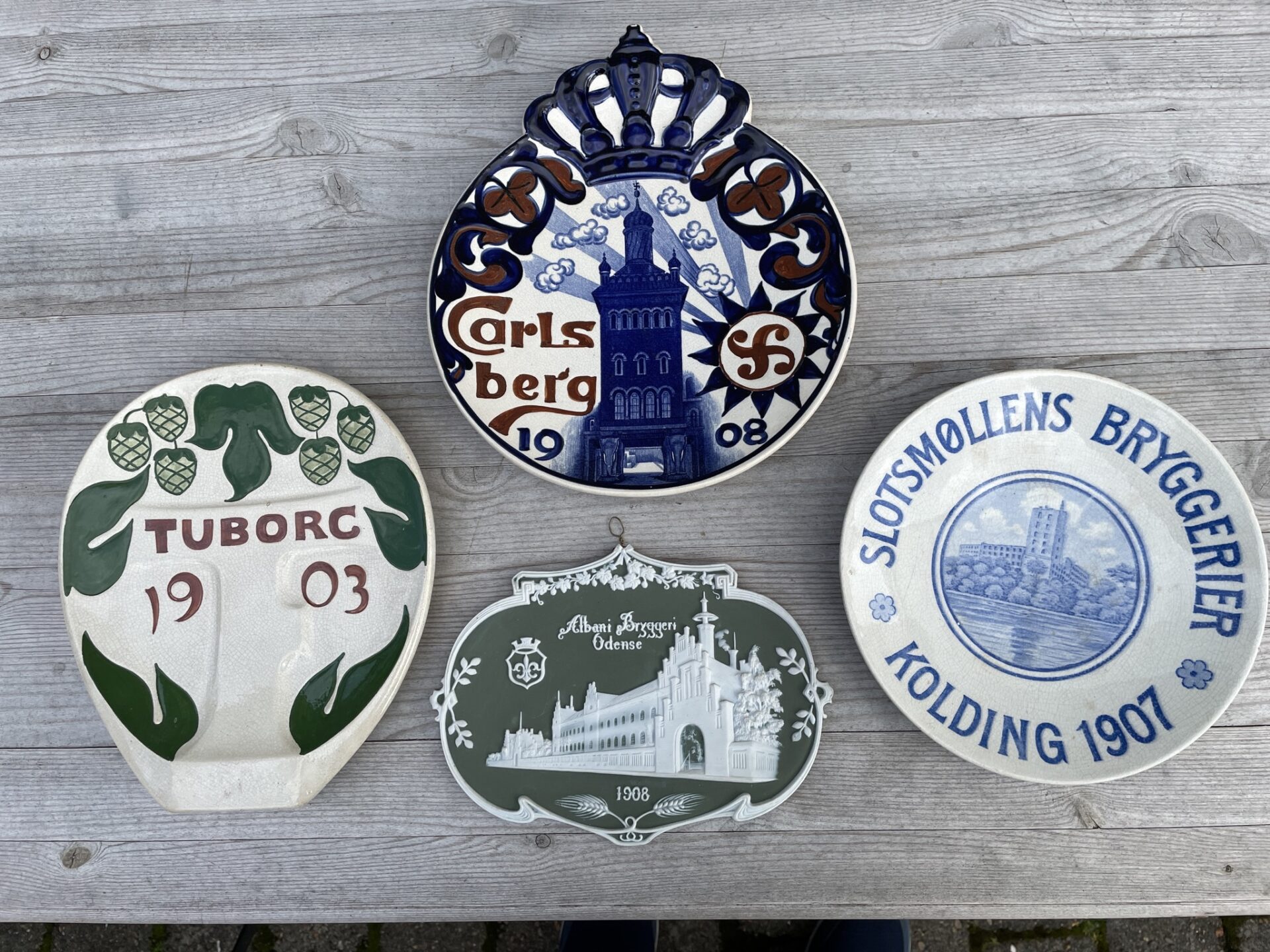 Antikke bryggeriplatter fra hedengagne Centralcaféen i Vejle
